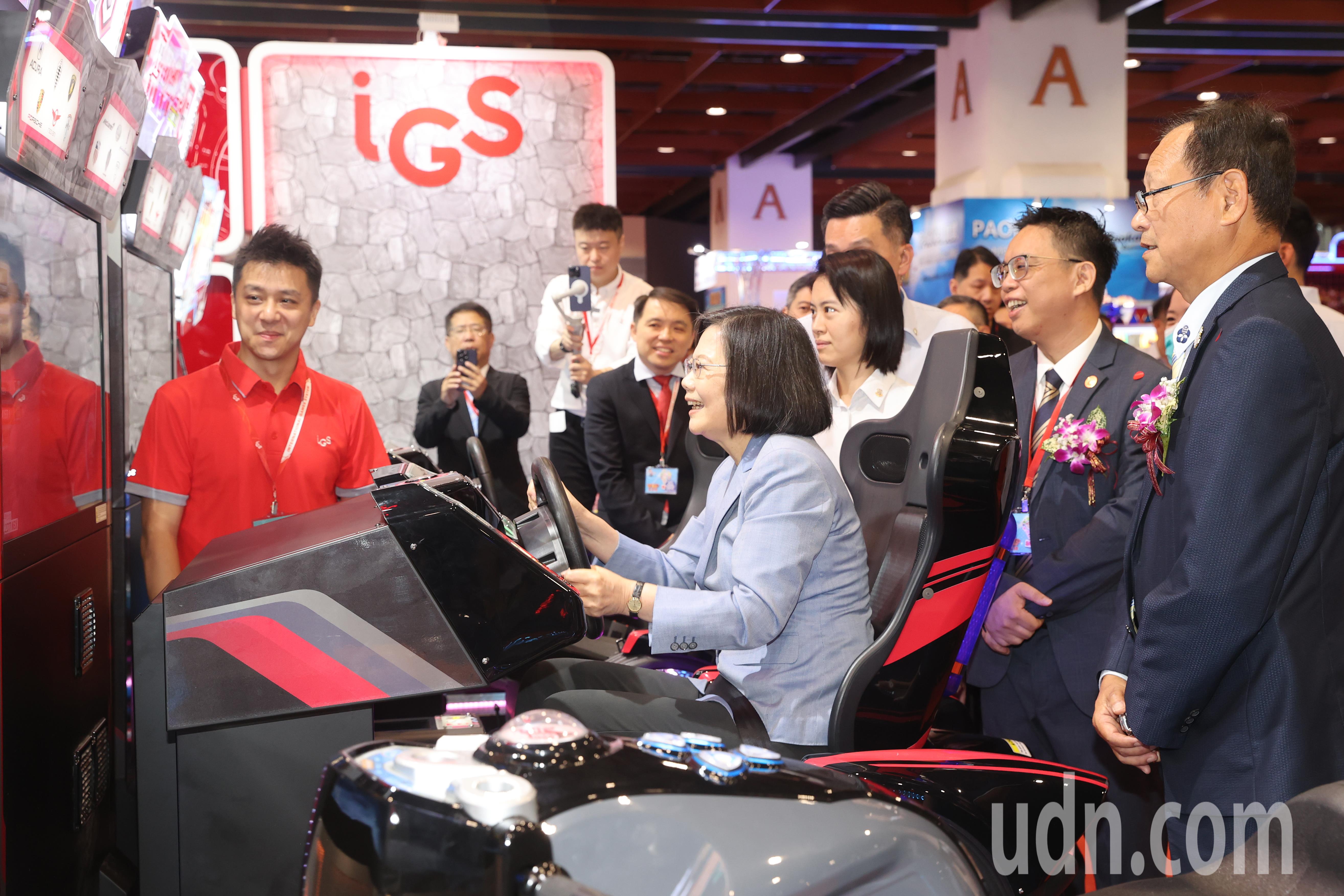 蔡英文总统（中）上午出席「第27届台湾电子游戏机国际产业展」，亲自体验赛车游戏机，感受高速狂飙160公里的刺激，结束时显得意犹未尽。记者苏健忠／摄影