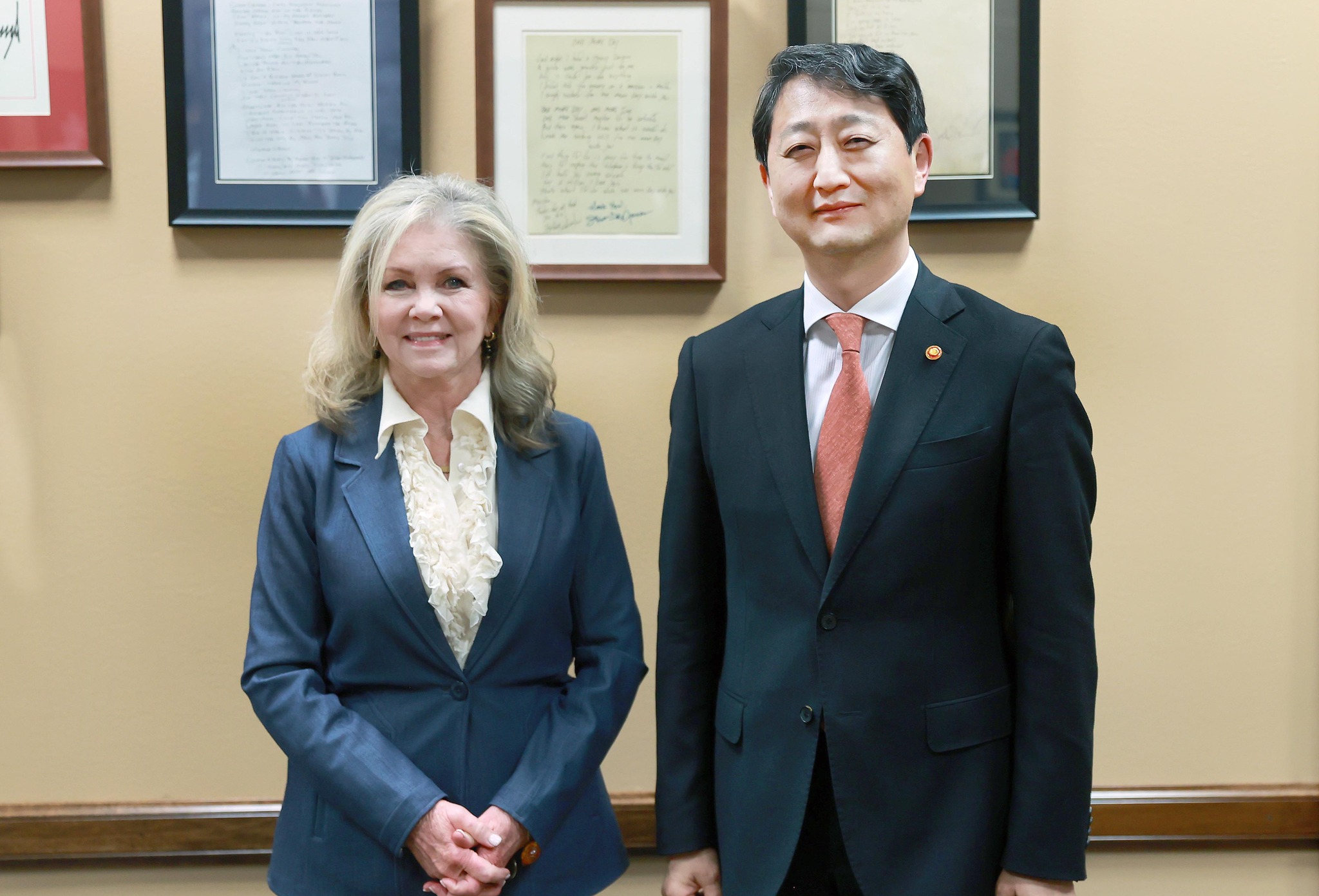 南韩产业通商资源部长安德根（右）接见美国联邦参议员布莱克。/撷自韩产业通商资源部