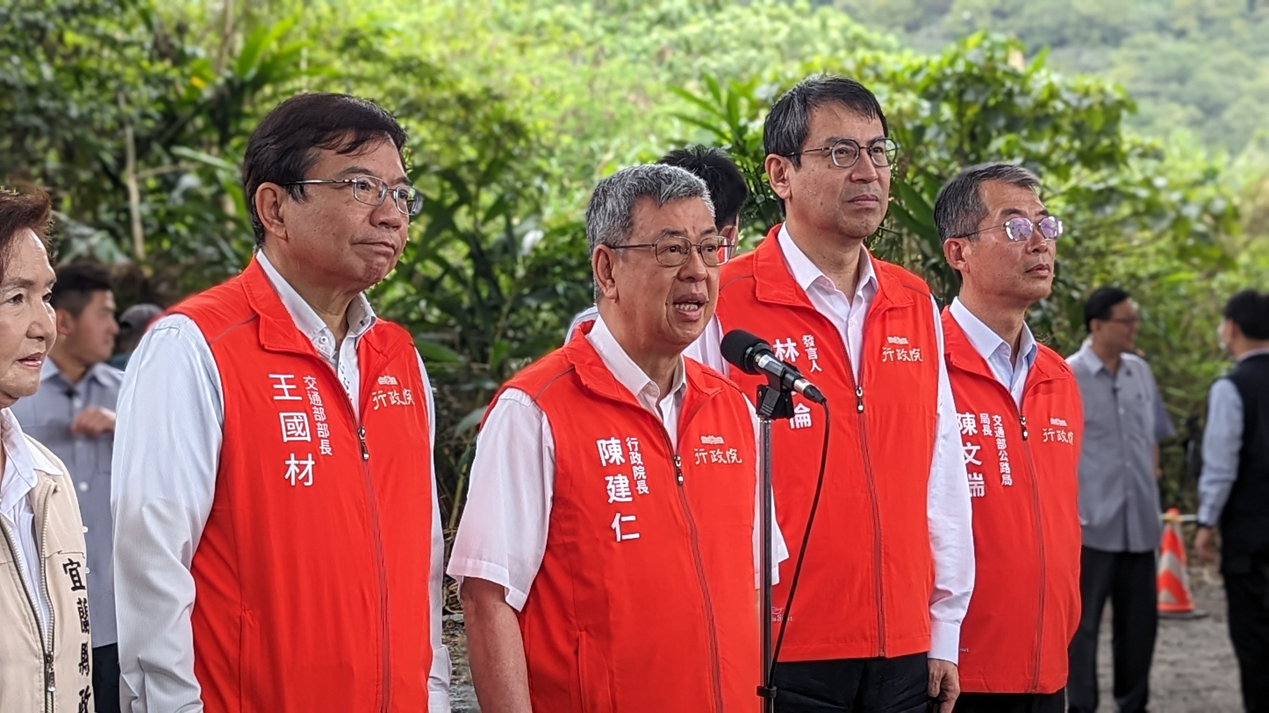 行政院长陈建仁（右三）今天受访表示，台湾位于地震带上，地震灾害大家都非常有感，核电厂是否要延役还要好好考虑，目前仍朝著除役的方向走。记者陈敬丰／摄影