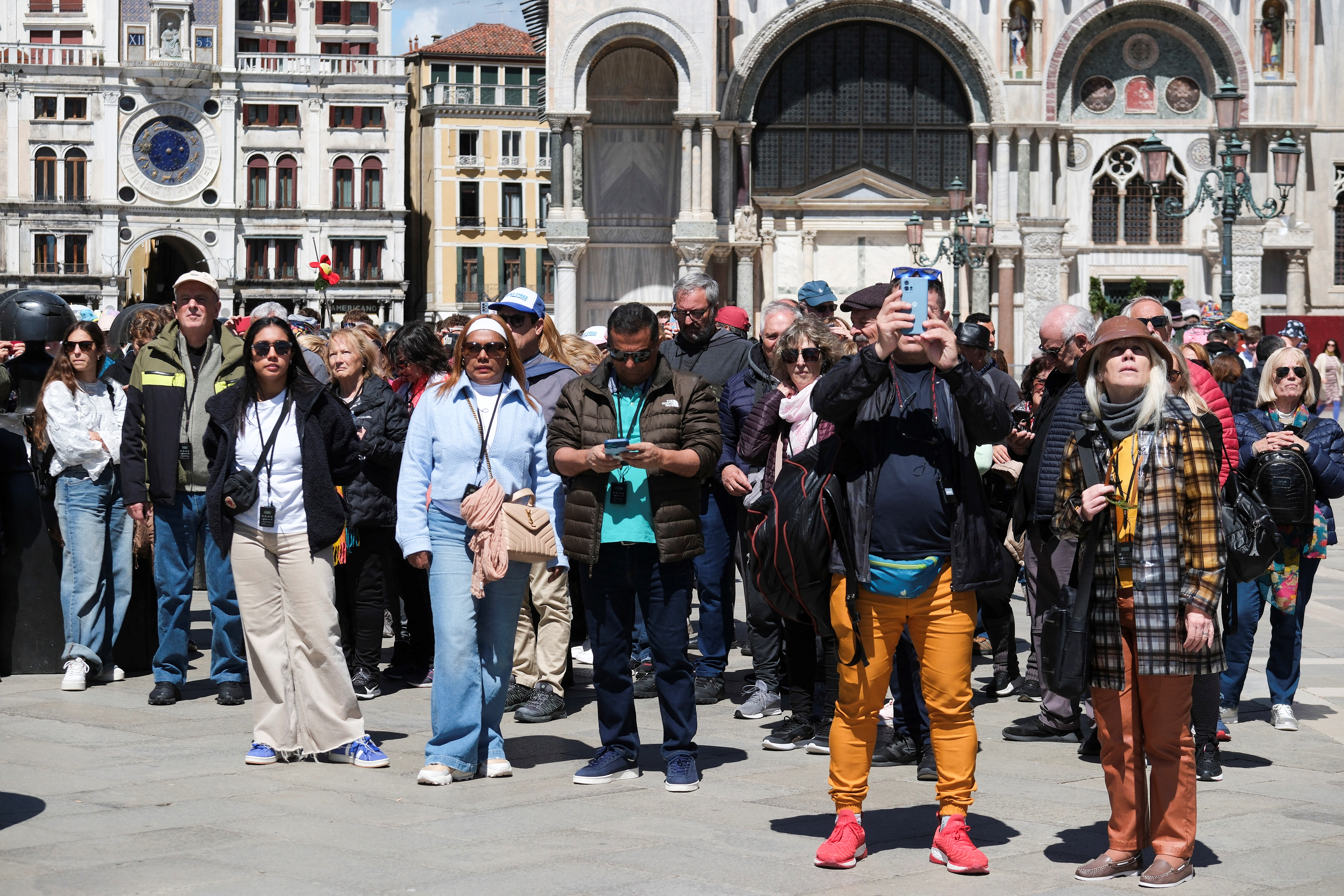 义大利威尼斯25日起开始向一日游旅客收取5欧元（约新台币175元）入城费。图为旅客在威尼斯圣马可广场上拍照。路透