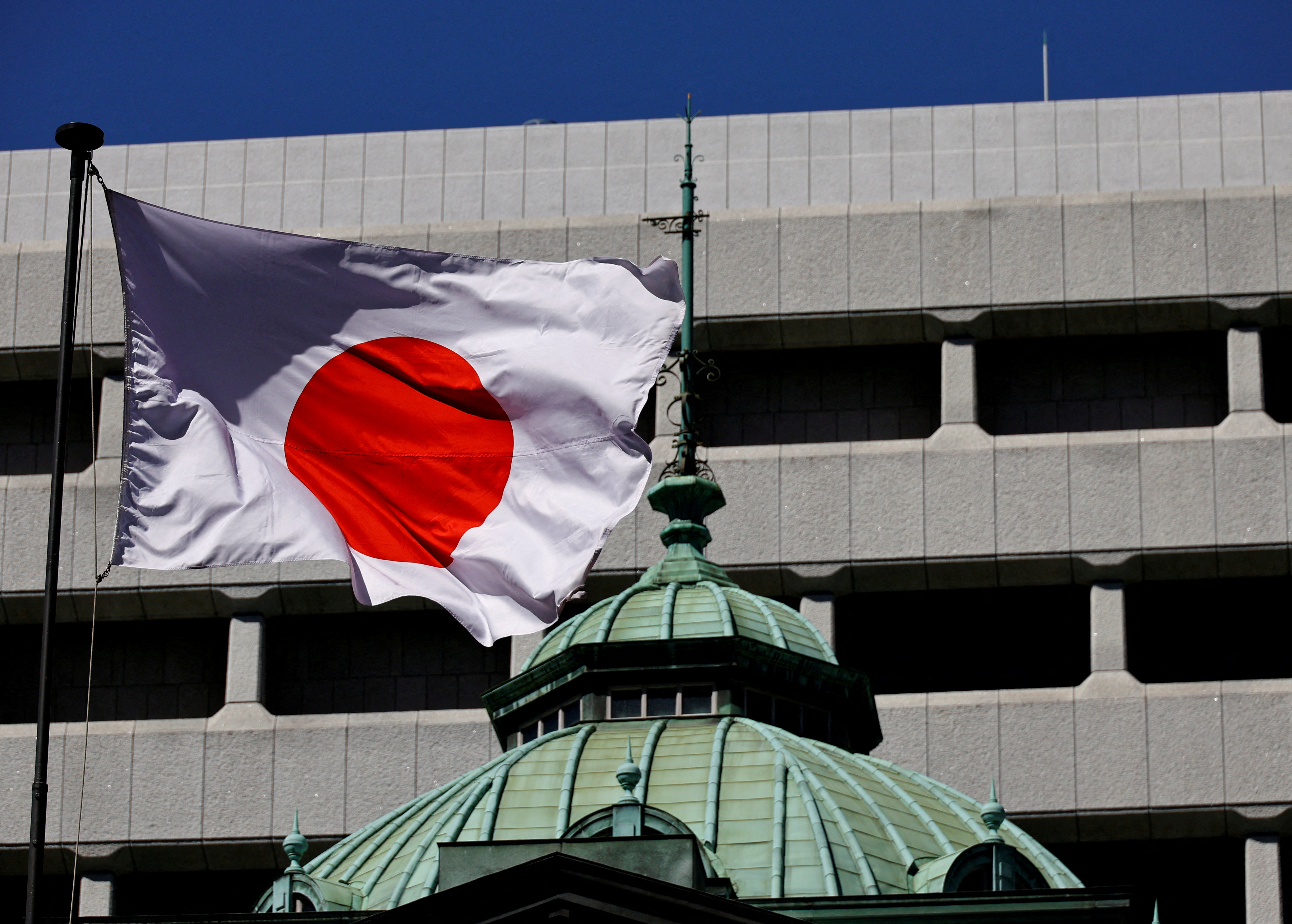 日本央行周五维持利率不变。路透
