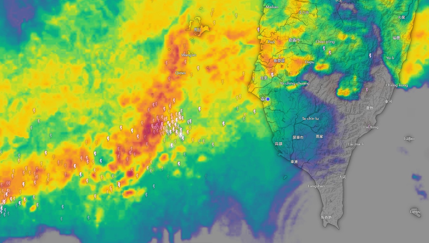目前在西南海域，有另外一波强烈雷雨带正在靠近。图／取自「台湾台风论坛｜天气特急」脸书粉专