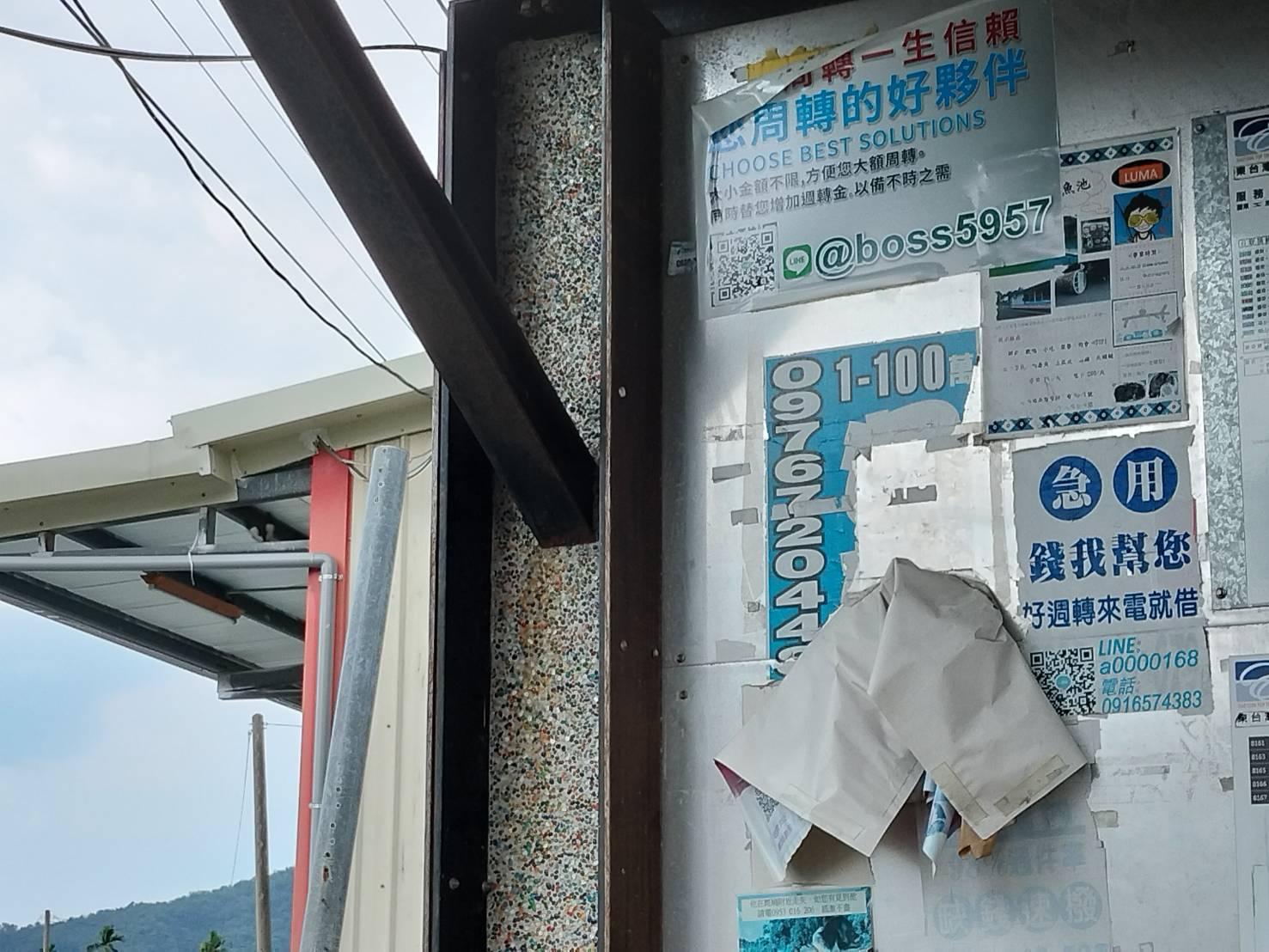 台东县近年积极设置公有候车亭给民众等公车时遮风避雨，不过，有些候车亭也成为广告看板，乱贴一通，有碍观瞻。县府忍无可忍将取缔开罚。记者尤聪光／摄影