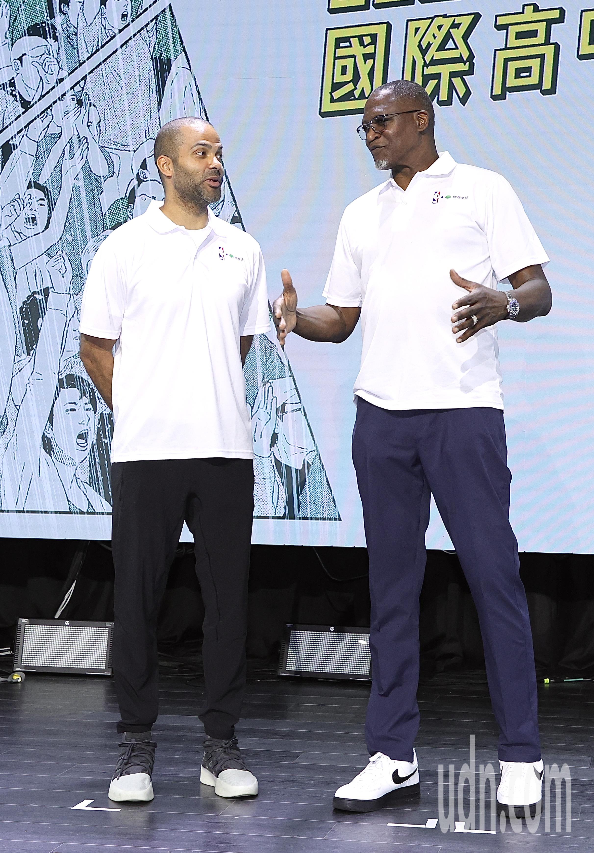 国泰金控与NBA共同举办的「2024 国泰NBA国际高中邀请赛」上午在台北举行开赛记者会，「法国小跑车」 Tony Parker（左），与NBA75大球星Dominique Wilkins （右）现场亮相。记者林伯东／摄影