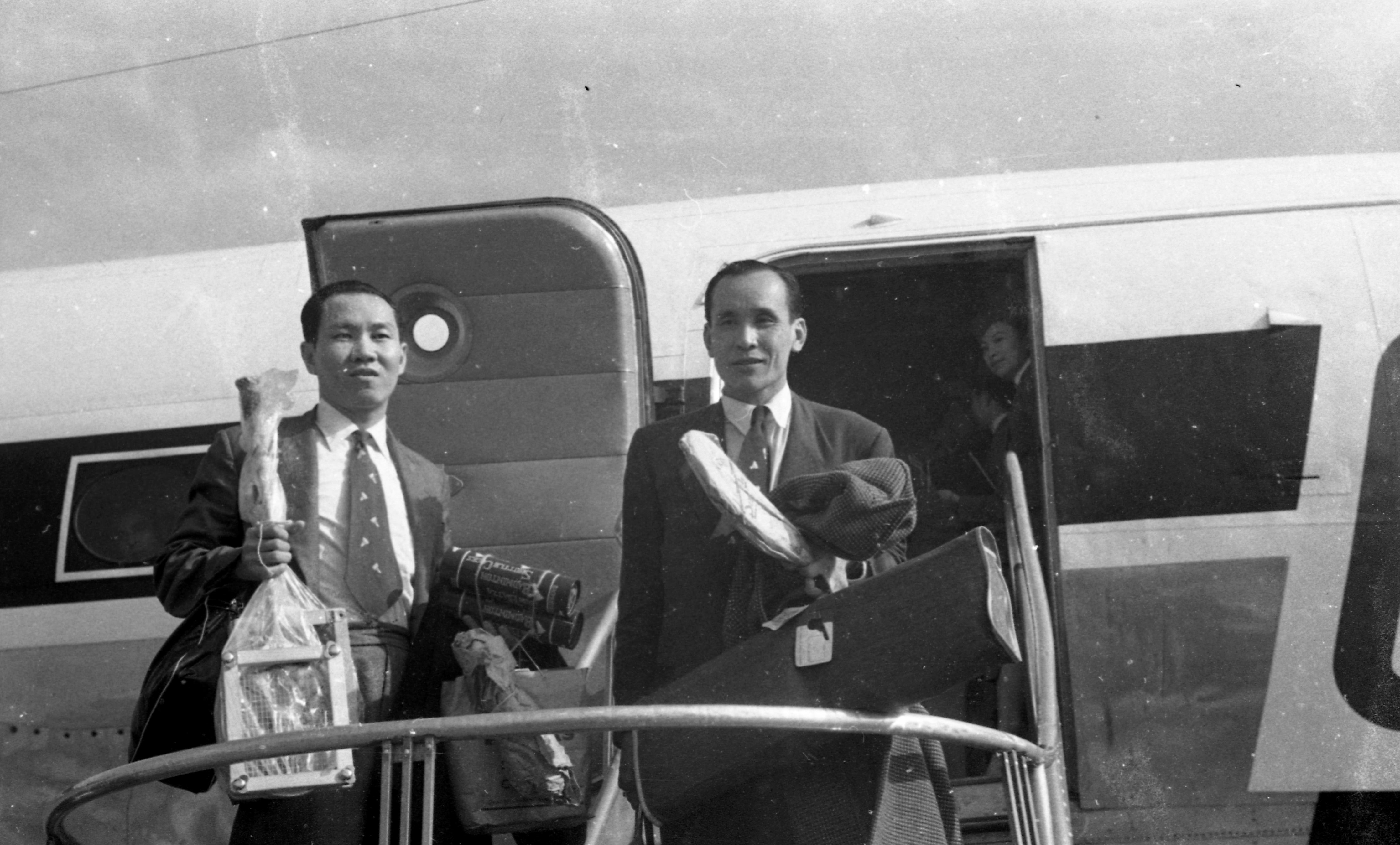 1956年4月27日，世界羽球双打冠军马来亚华侨王保林（右）、黄德福（左）搭机抵台。图／联合报系资料照片