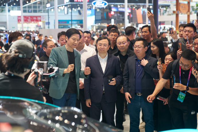 北京车展上，比亚迪董事长王传福26日上午前往小米汽车展位参观，由小米汽车董事长雷军亲自接待。（取自比亚迪汽车官方微博）