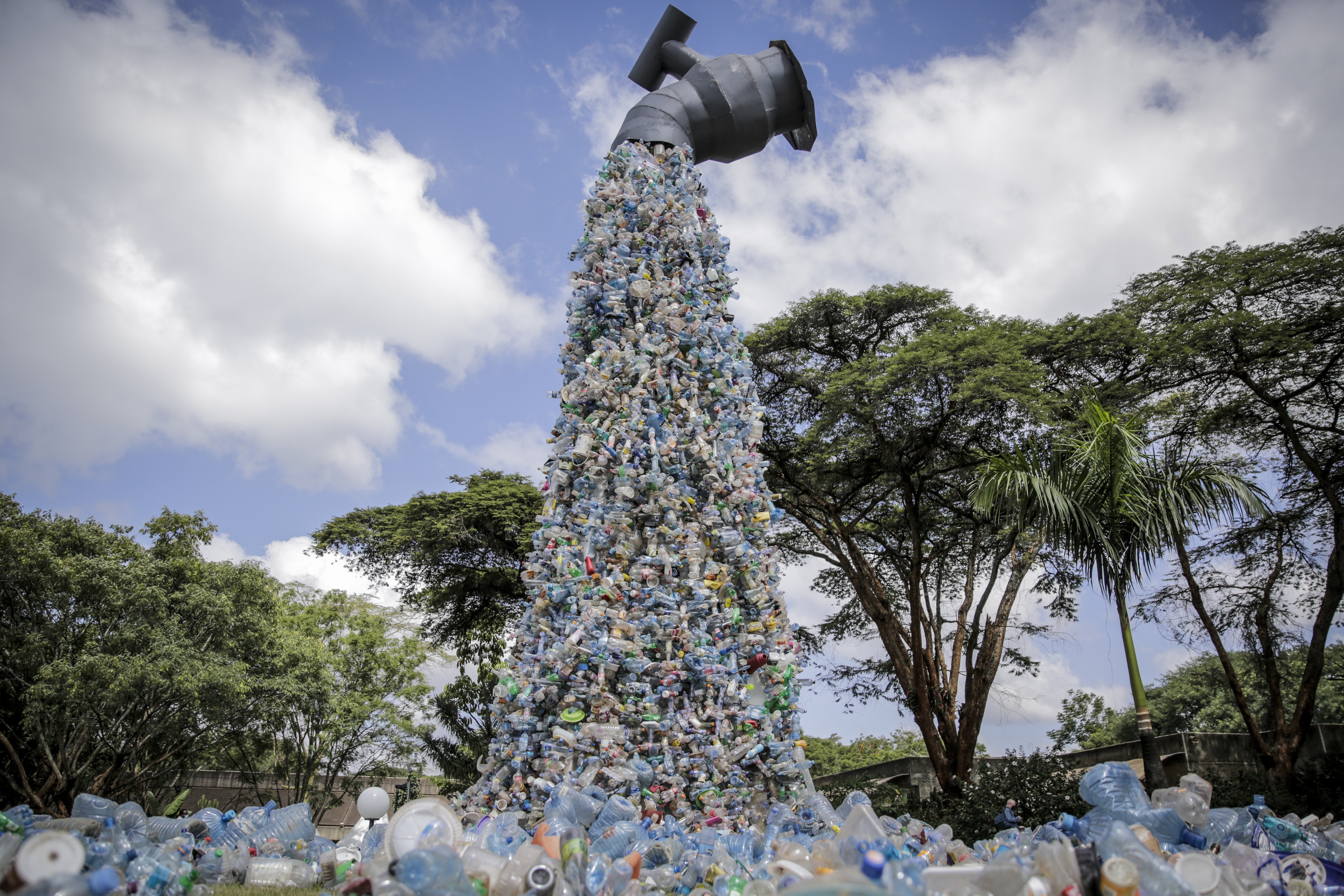以石化公司为首的大型塑胶生产商和商业团体正在游说，联合国塑胶公约能允许减少塑胶废弃物可换算成信用额度。美联社