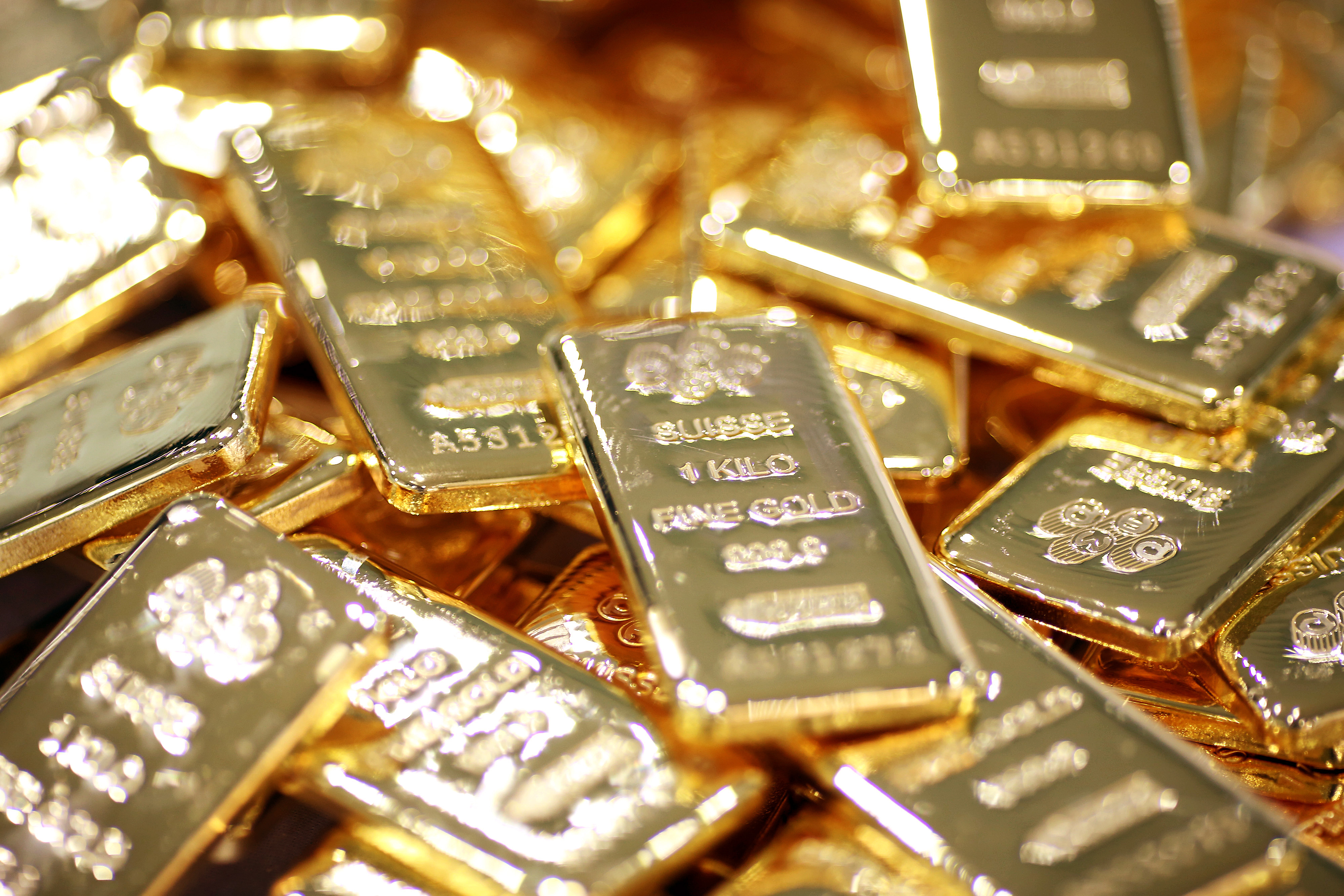 中国黄金协会26日公布的最新统计数据显示，今年第一季，大陆全国黄金消费量年增5.94%。其中，溢价相对较低的金条及金币消费大幅上涨，年增26.77%。（彭博资讯）