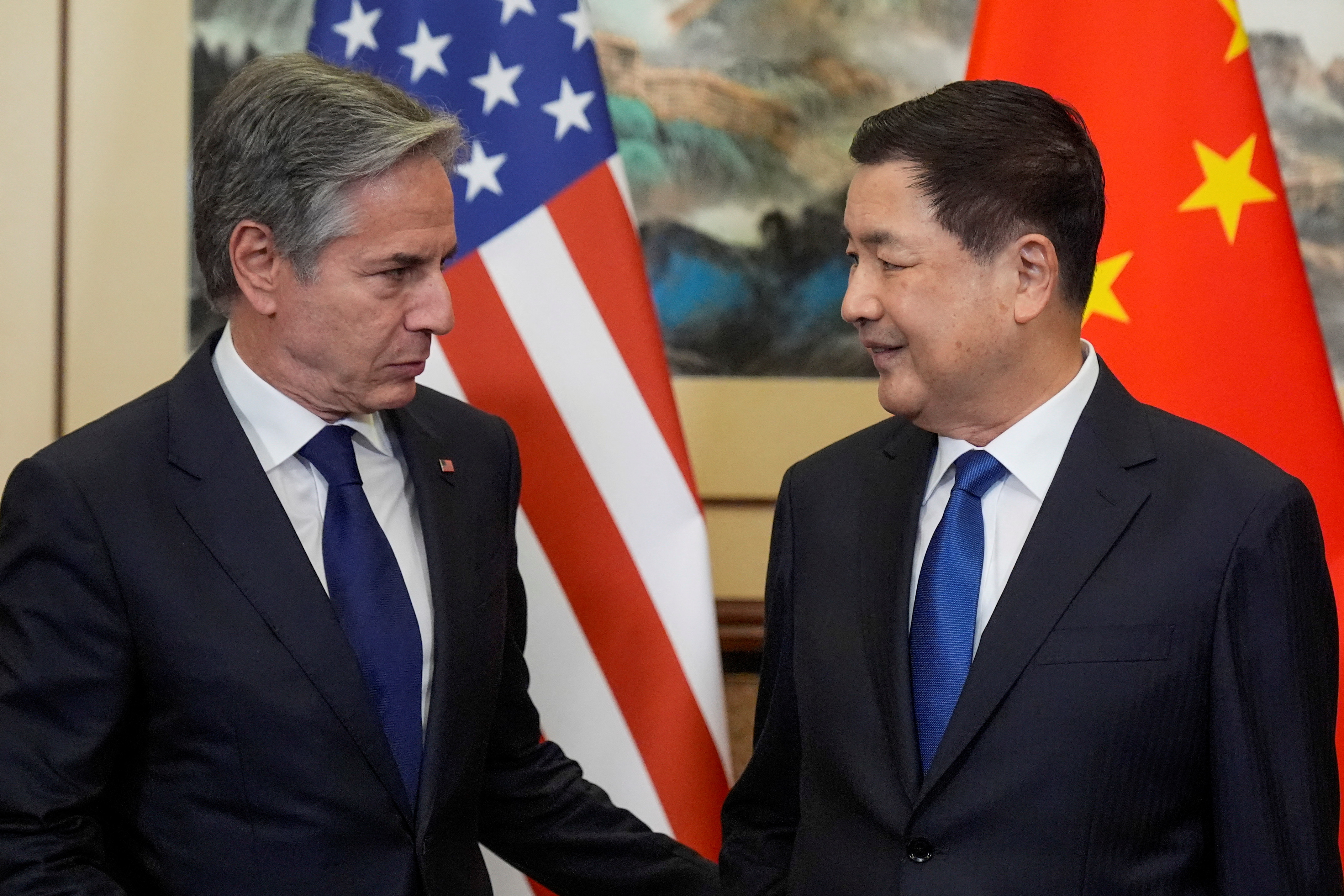 美国国务卿布林肯（左）26日与中国大陆公安部长王小洪（右）会面。王小洪宣布了布林肯将与国家主席习近平会面一事。路透