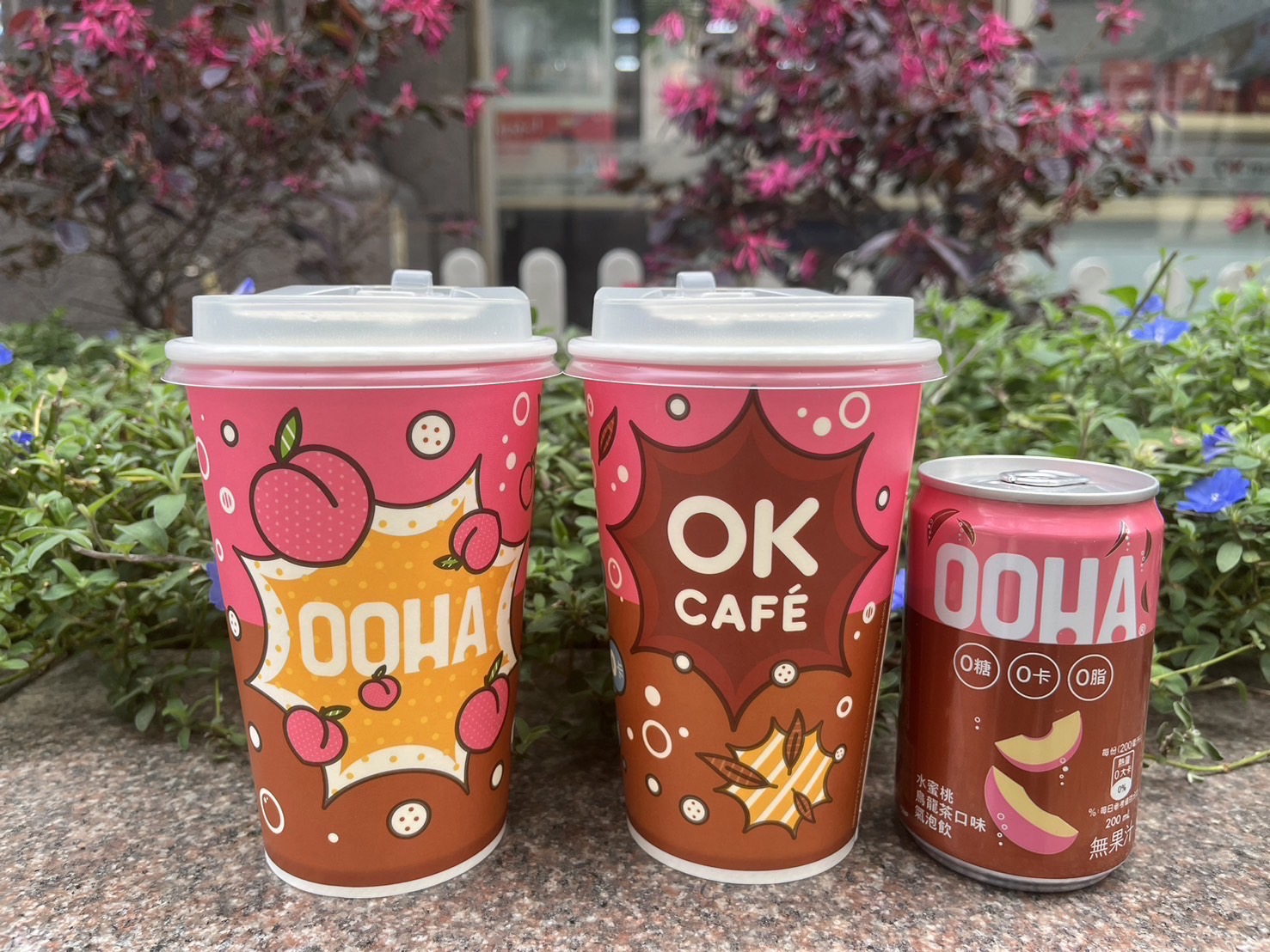 OKCAFE与可口可乐旗下的OOHA携手合作，推出「OOHA水蜜桃乌龙气泡咖啡」，售价65元，即日起至5月29日可享单杯限时优惠价49元。图／OKmart提供
