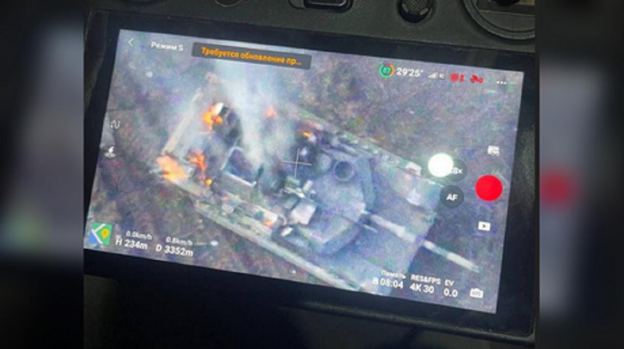 美国军方官员透露，因为俄军无人机作战的威胁，乌克兰目前已将美国提供的M1A1「艾布兰」主力战车排除在作战任务之外。图为俄罗斯2月发布据称第一辆美援艾布兰战车被毁的影像。资料照片。翻摄：X / RT