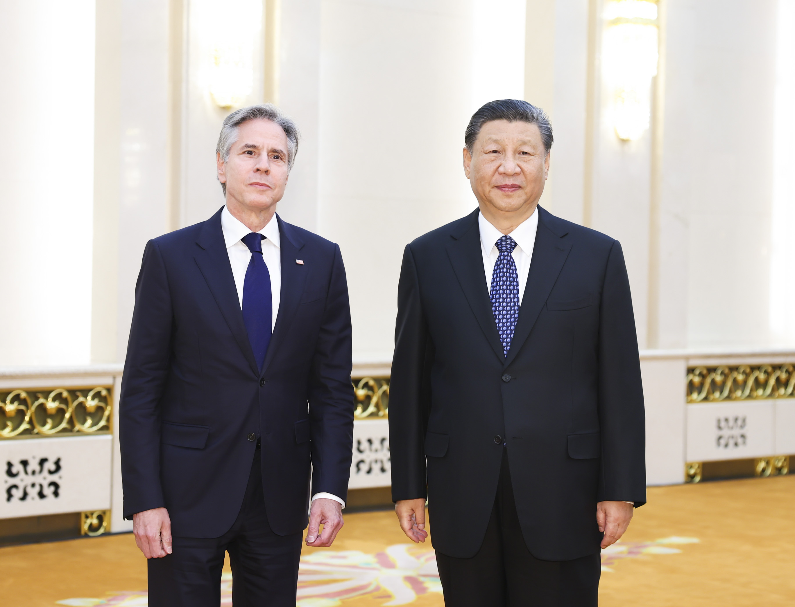 美国国务卿布林肯（左）4月24日至26日访问上海与北京，26日与大陆国家主席习近平（右）会面。新华社