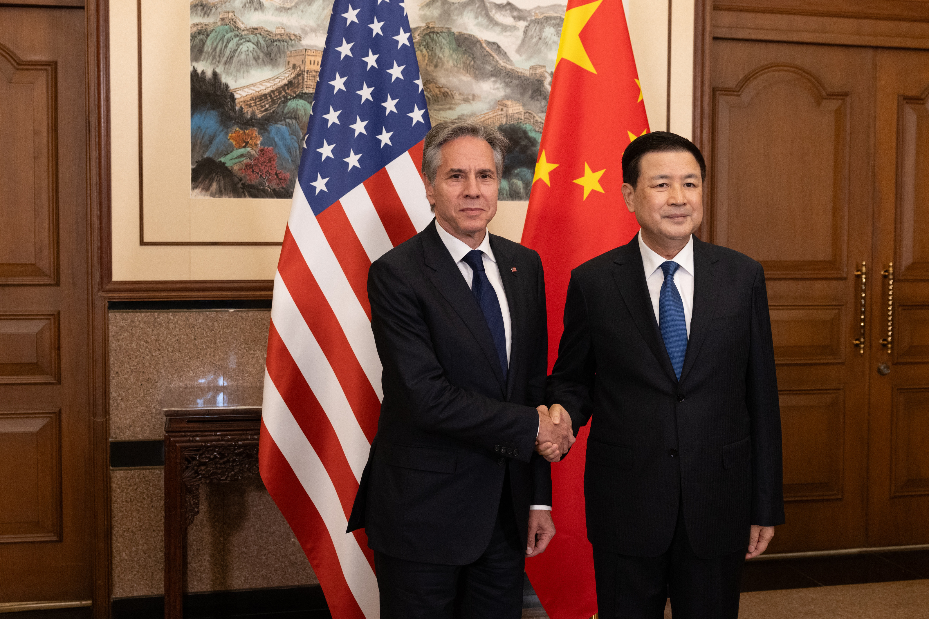 美国国务卿布林肯（左）26日在北京与大陆公安部长王小洪会见。（图／取自X@Secretary Antony Blinken）