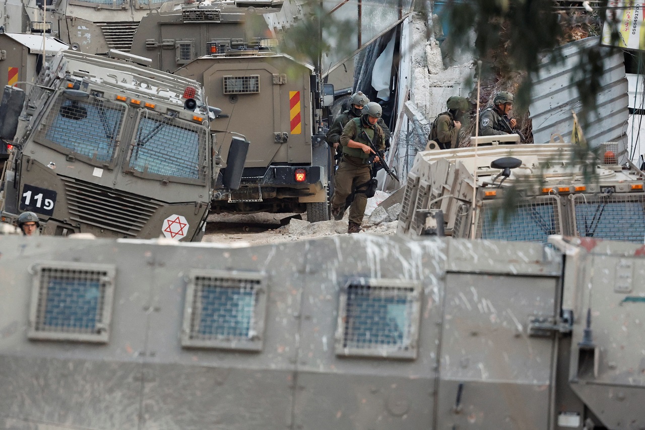 美国媒体掌握消息指出，拜登政府已经认定以军三个营在约旦河西岸严重侵犯人权，但无论如何仍将有资格获得美方军援。图为以军士兵20日在约旦河西岸占领区的图卡门执行任务。路透