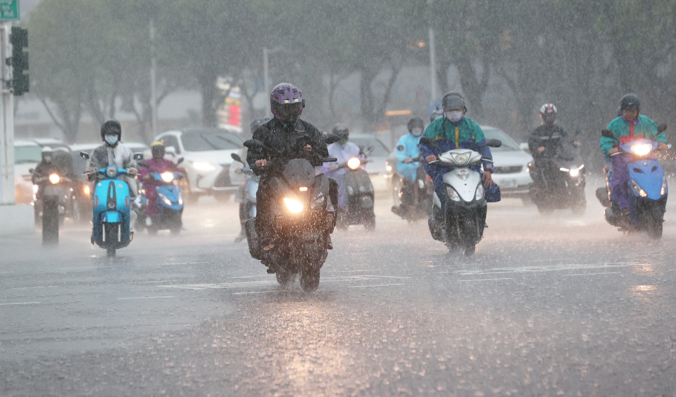 高雄连日大雨，许多地区因排水不及都出现短暂的严重积水。记者刘学圣／摄影