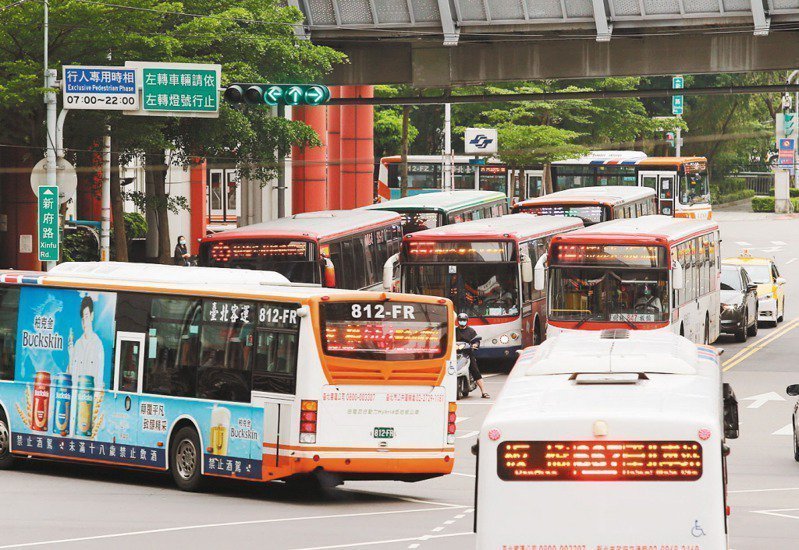 有PTT网友整理2023年台北市公车营运数据，发现其中一个路线去年载客总人次破千万，狂赚超过3亿。联合报系资料照