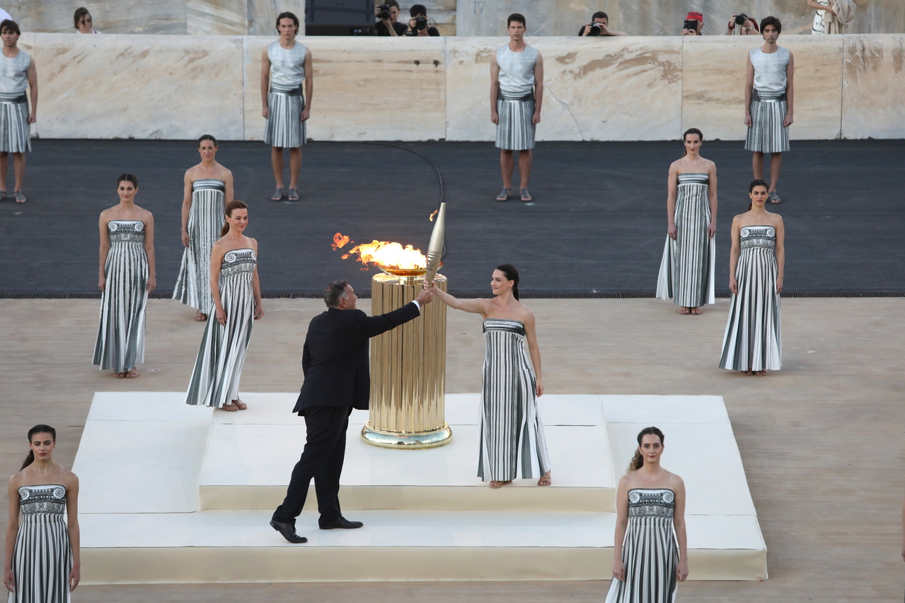 希腊今天在近130年前重现奥运的雅典大理石体育场举办的仪式中，将2024年巴黎奥运圣火移交巴黎主办单位。