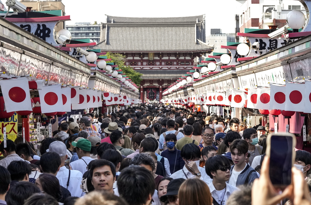 日本开始放黄金周长假，各观光地迎接大量游客。图为东京浅草寺。欧新社