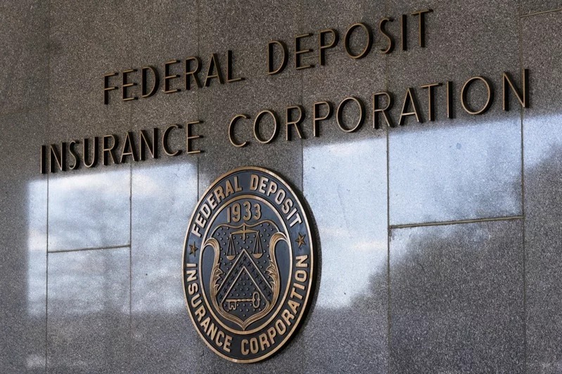 美国联邦存款保险公司（FDIC）26日宣布，共和第一银行已被当地监管机构接管，是今年第一间倒闭的美国银行。美联社