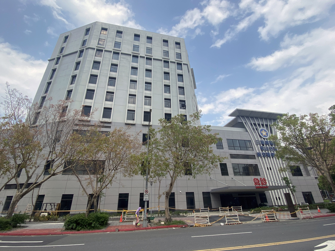 国防部指出，三军总医院松山分院航空医学大楼已于1日竣工，目前正在进行验收程序。中央社