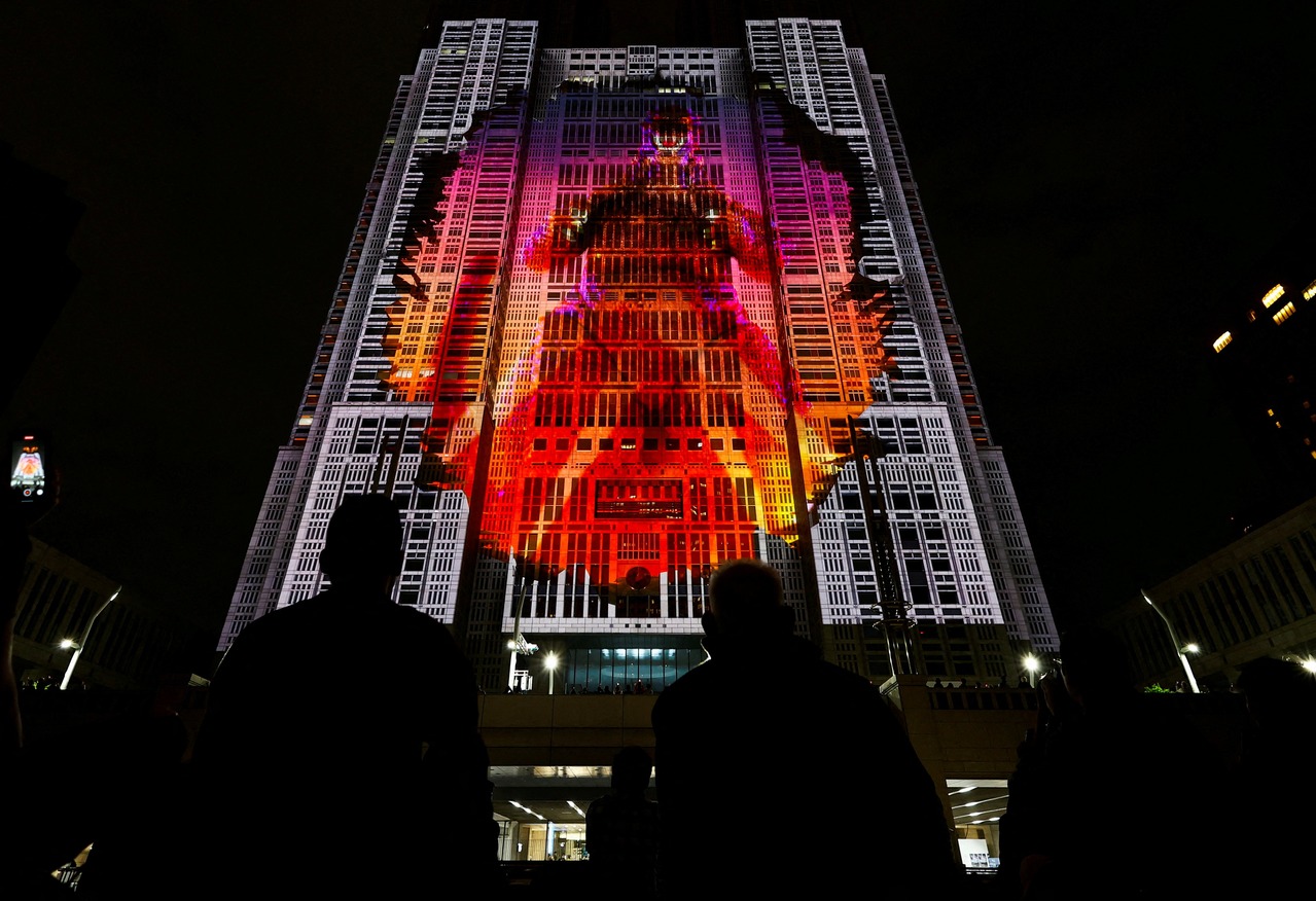 东京都厅今晚展示「哥吉拉突袭东京都厅」巨幅光雕投影秀，吸引逾8000人前来观赏。路透社
