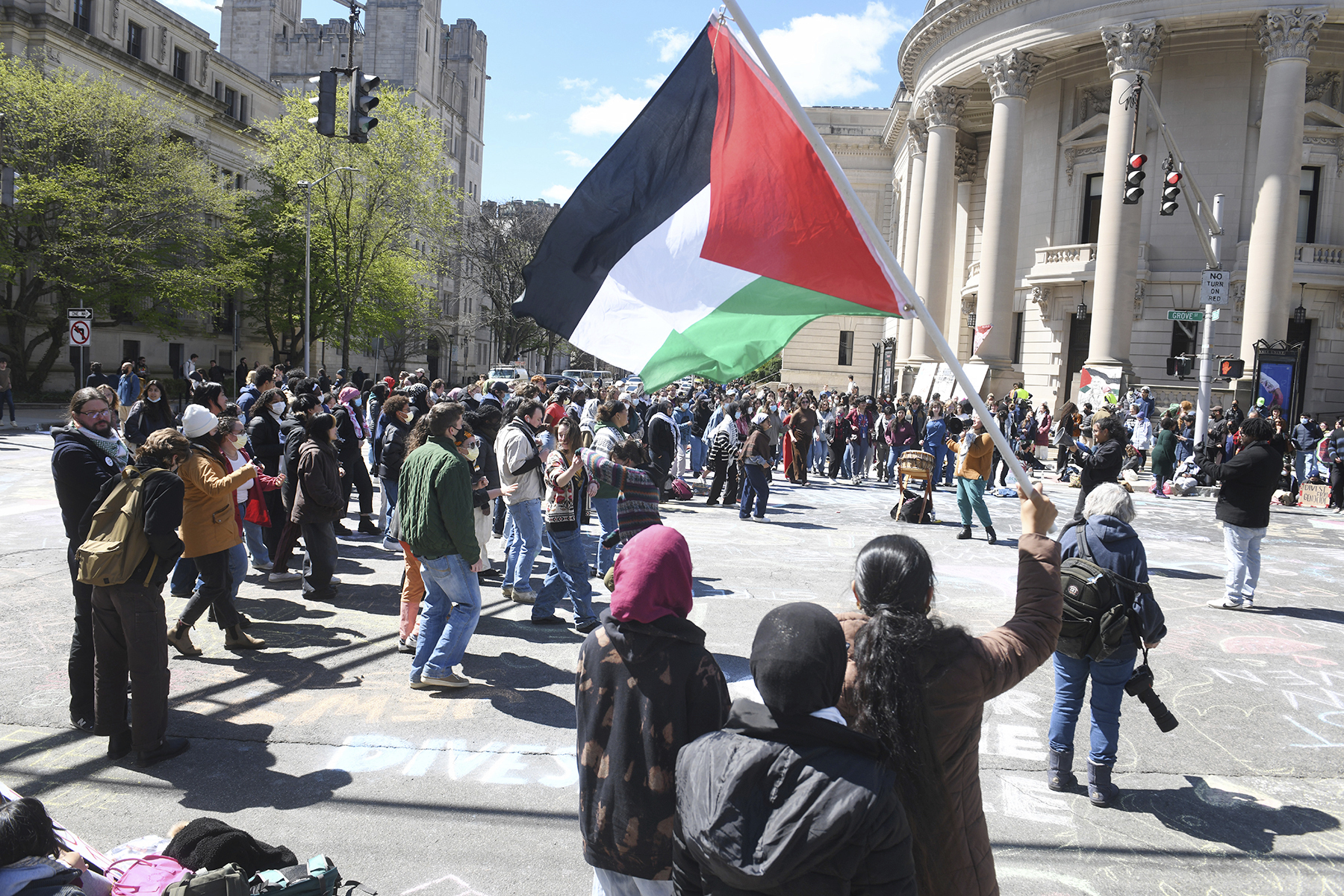4月22日数百名学生和亲巴勒斯坦支持者，在康乃狄克州纽黑文耶鲁大学校园伍尔西大厅前的十字路口集会。美联社
