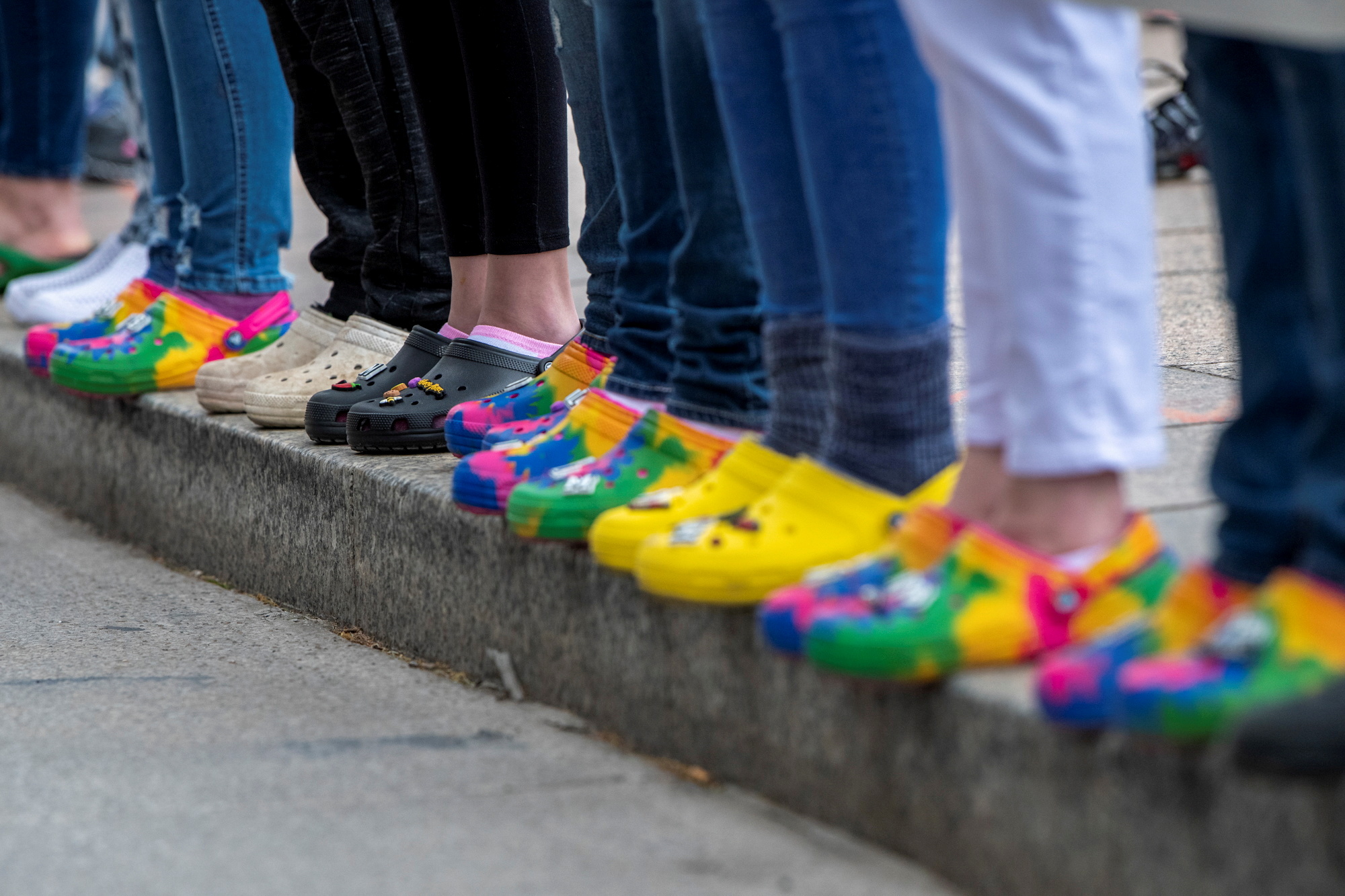 美国佛州迪士尼世界近日颁布新的安全规定，禁止游客搭乘手扶梯时穿著卡骆驰（Crocs）旗下热门的「布希鞋」。路透