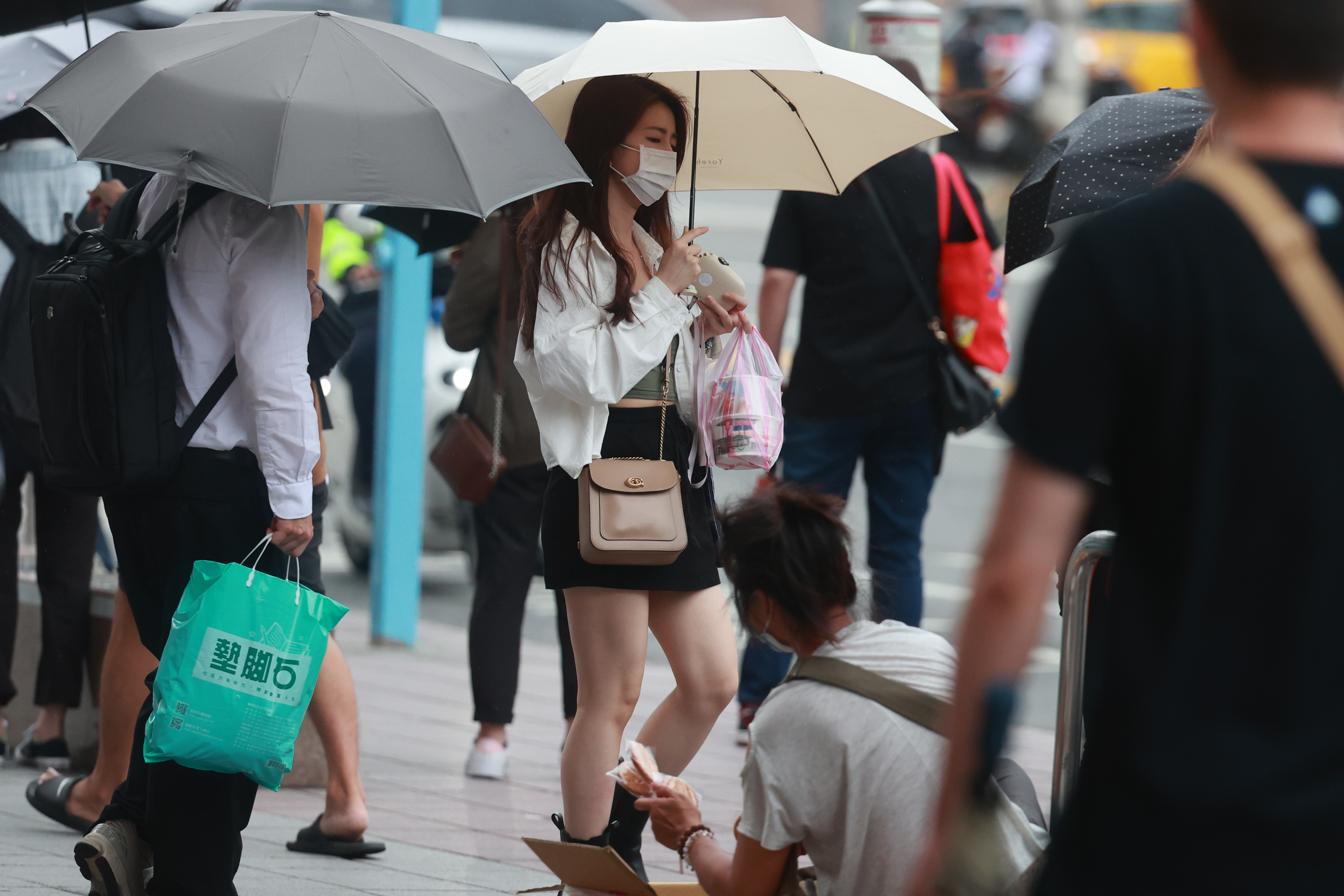 今天锋面仍在台湾附近持续影响，水气偏多且不稳定，各地降雨机率还是偏高，留意有局部强降雨发生的机会。本报资料照片