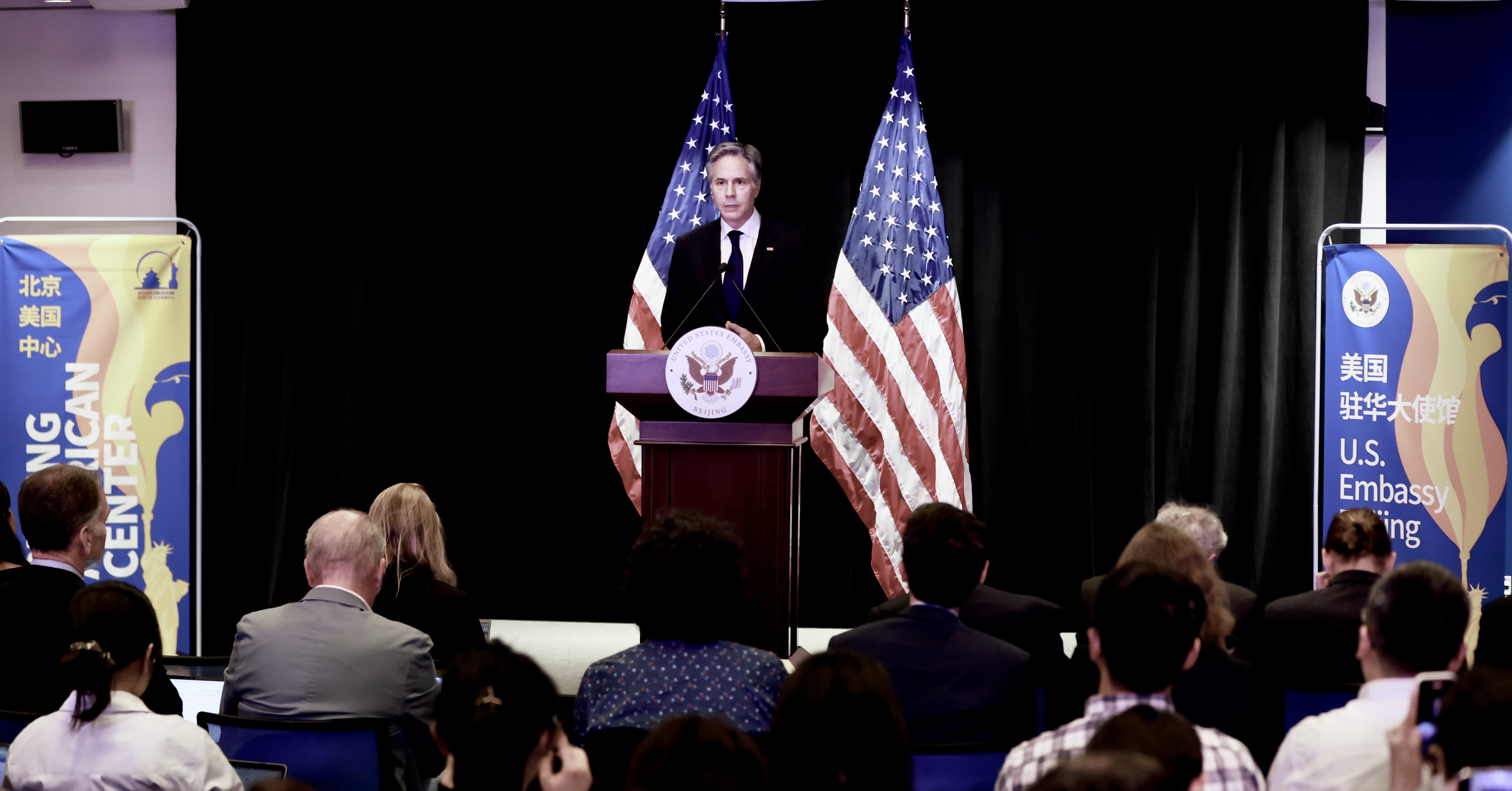 4月26日，美国国务卿布林肯在美国驻华大使馆举行记者会。     澎湃新闻