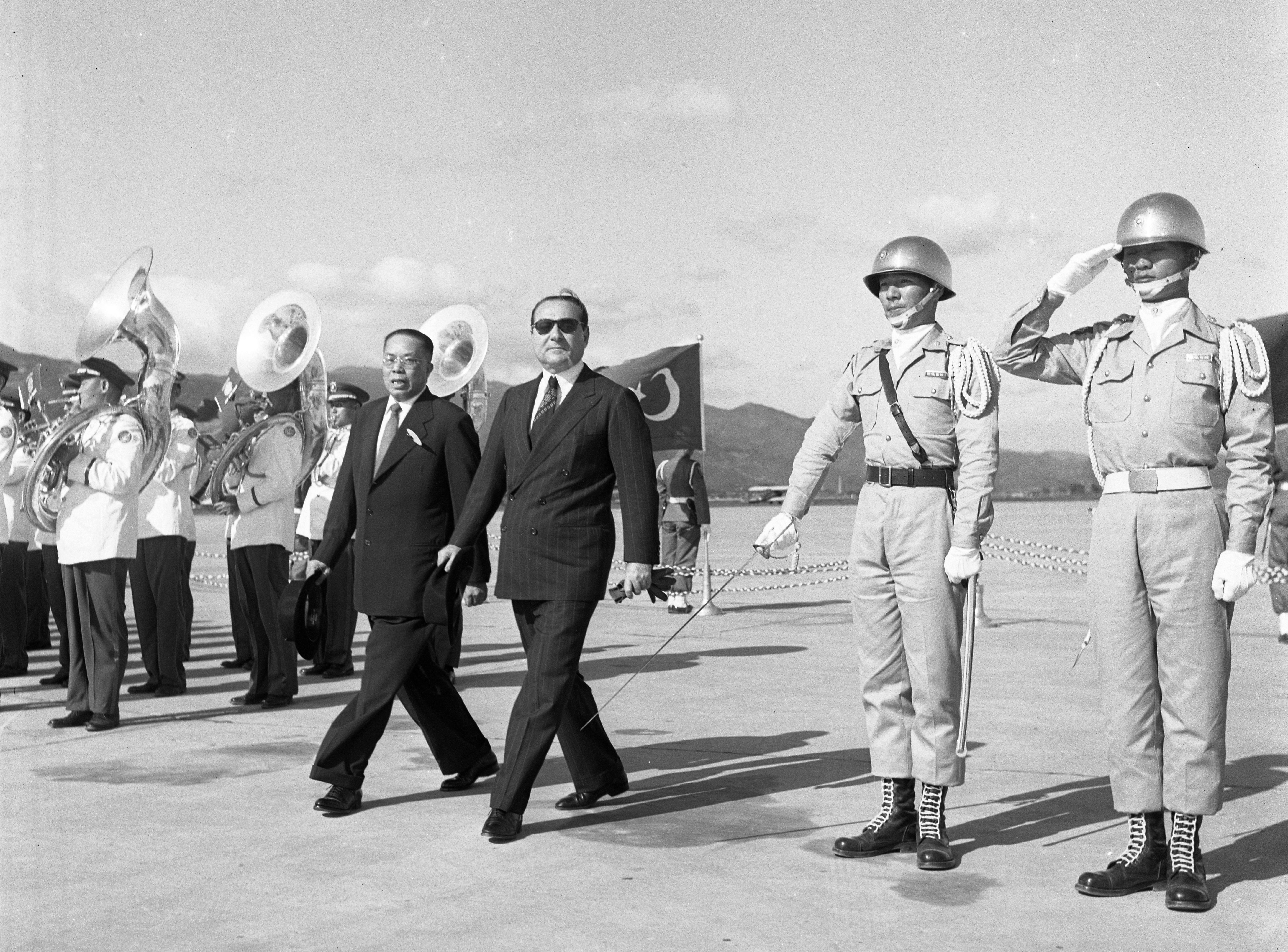 1958年4月28日，时任土耳其总理孟德斯（右三）偕随员由韩国乘专机抵台，在华展开为期3天的访问行程，我时任行政院长俞鸿钧（右四）亲至机场迎接。图／联合报系资料照片