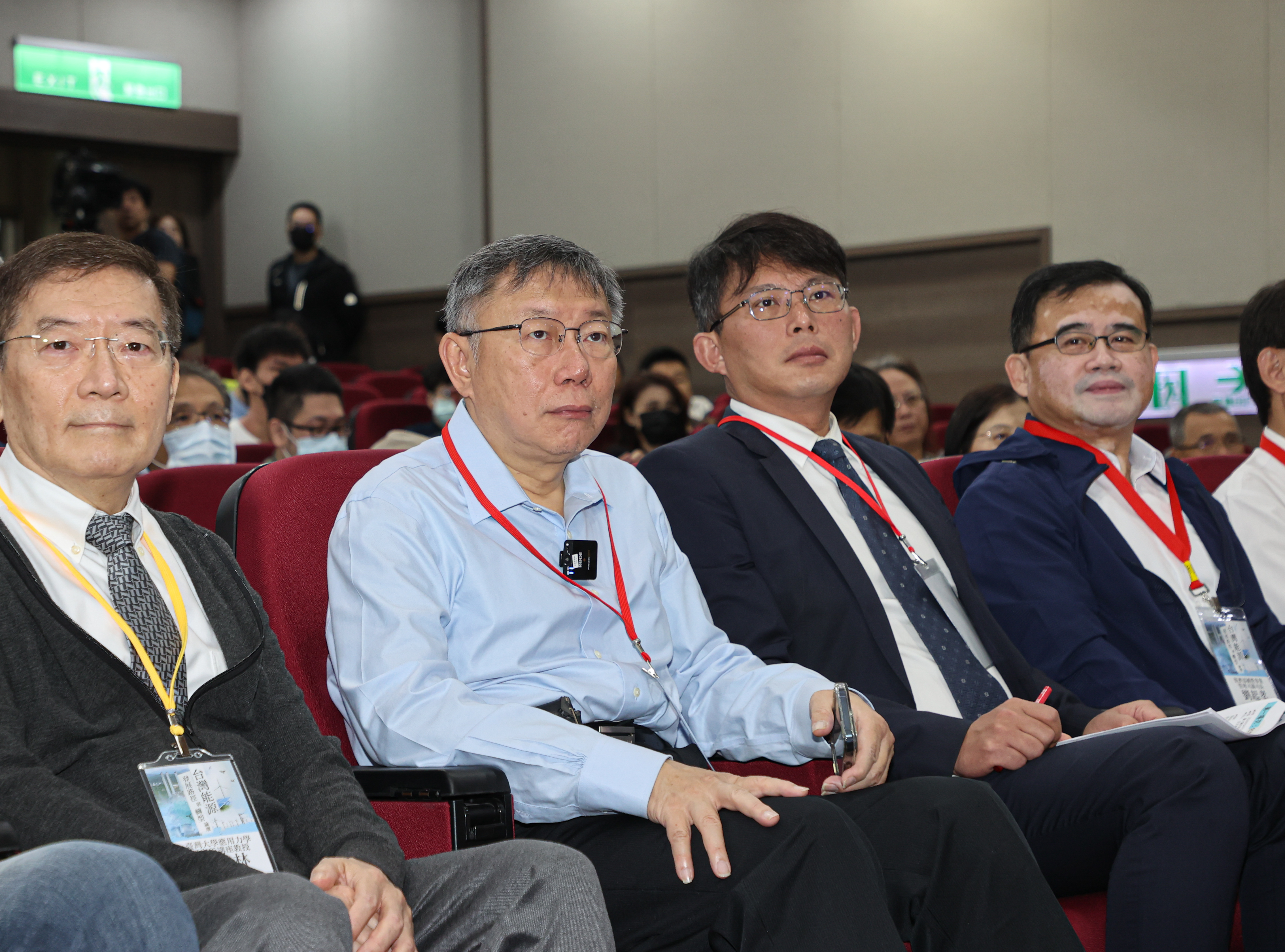 民众党主席柯文哲（左二）及立委黄国昌（右二）上午出席台湾能源发展路径与转型论坛。记者曾原信／摄影