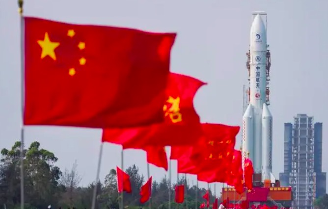 嫦娥六号探测器计划5月初择机实施发射，如果任务成功，中国将成为首个成功实现对月球「背面」采样的国家。图取自央视新闻