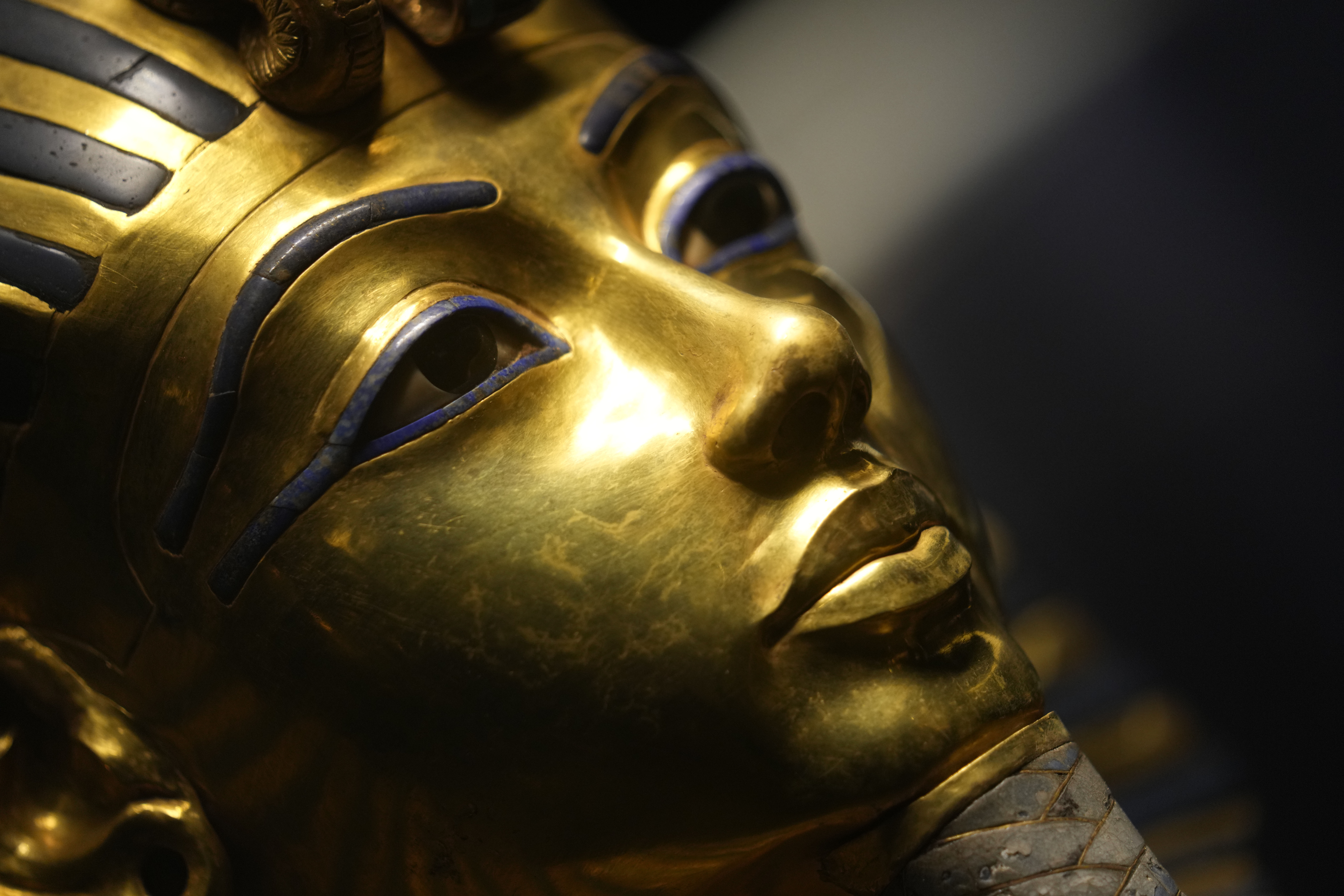 埃及知名法老「图坦卡门」自1922年被考古学者发掘以来，诅咒传说四起，据信多达22名考古及探险家离奇逝世。图为图坦卡门的金色面具。美联社