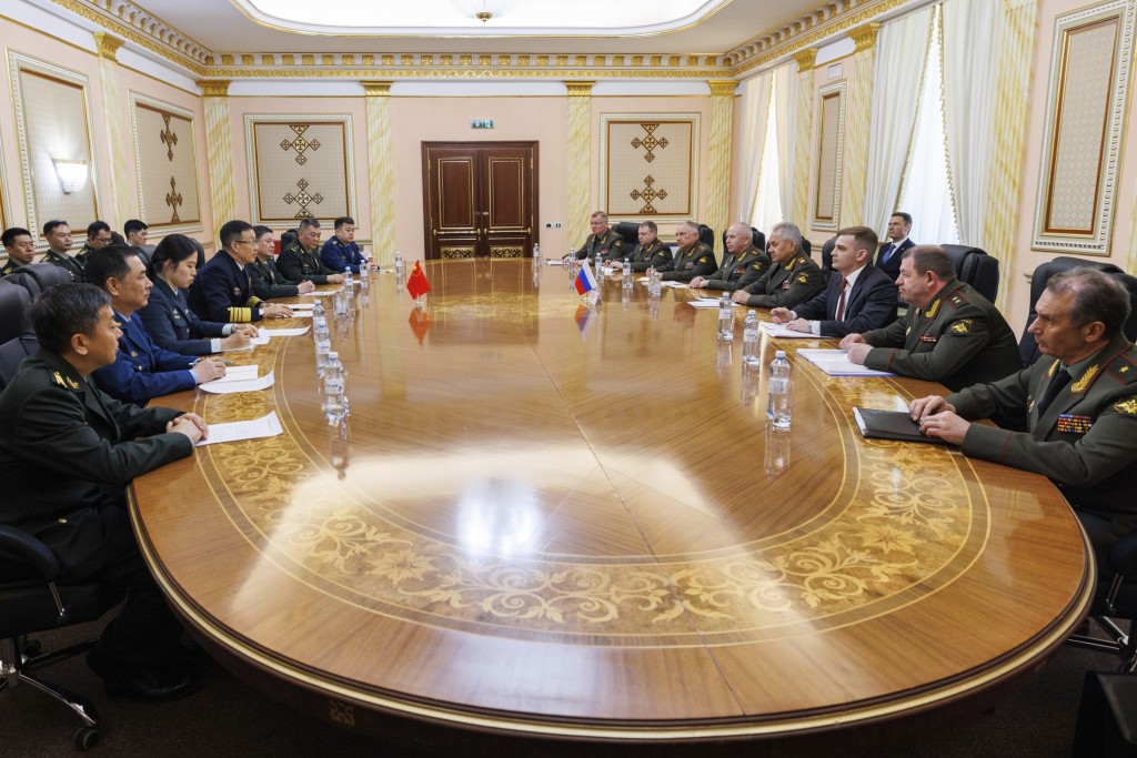 俄罗斯国防部长绍伊古（右四）和大陆国防部长董军（左四）藉出席哈萨克斯坦阿斯塔纳举行的上海合作组织国防部长会议期间进行双边会晤。    美联社