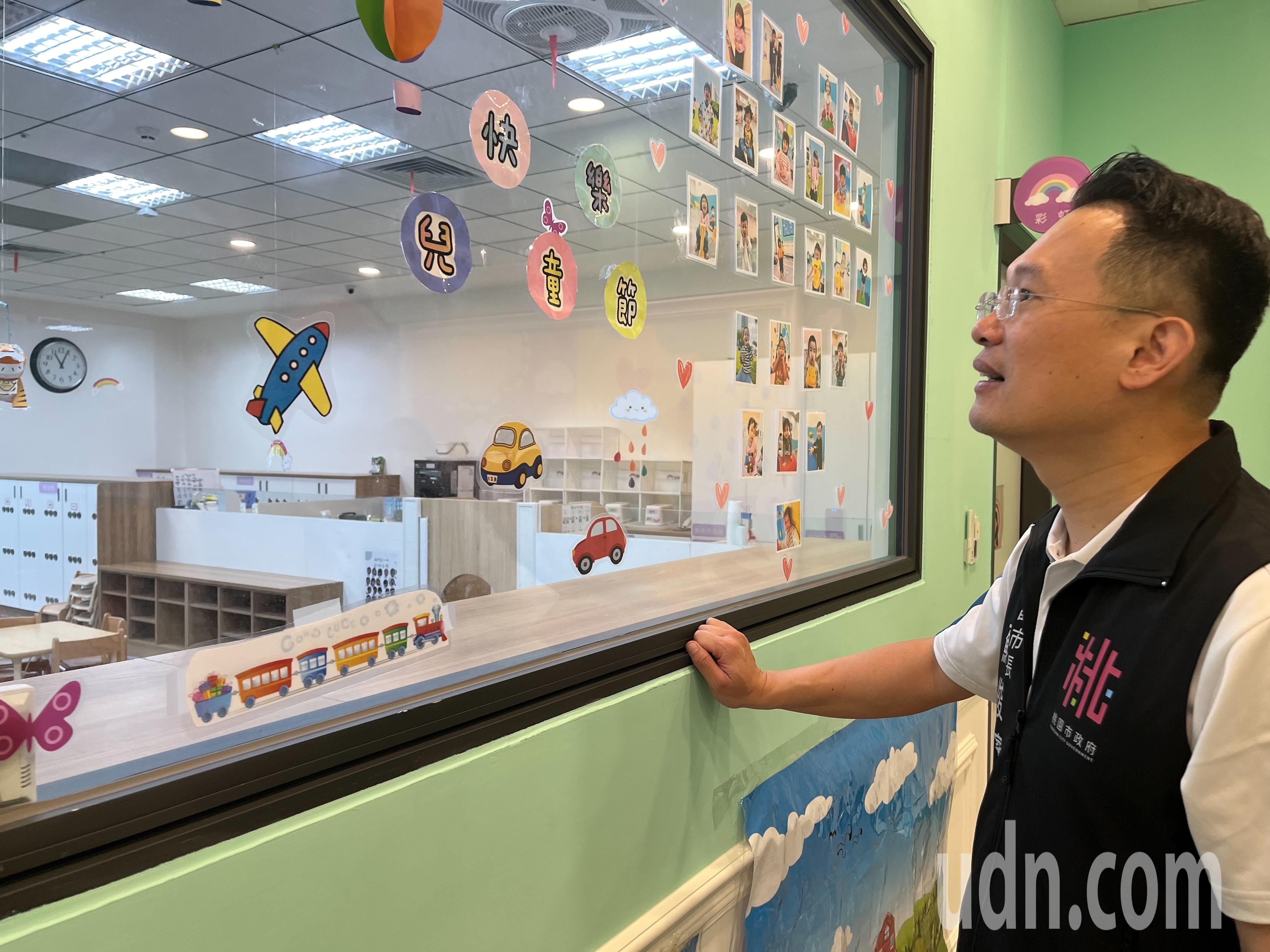桃园市副市长苏俊宾参观北青托婴中心设施及班级规划。记者陈俊智／摄影