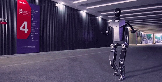 北京人形机器人创新中心发布全球首个纯电驱拟人奔跑的全尺寸人形机器人「天工」，能以每小时6公里的速度稳定奔跑。图取自央视新闻