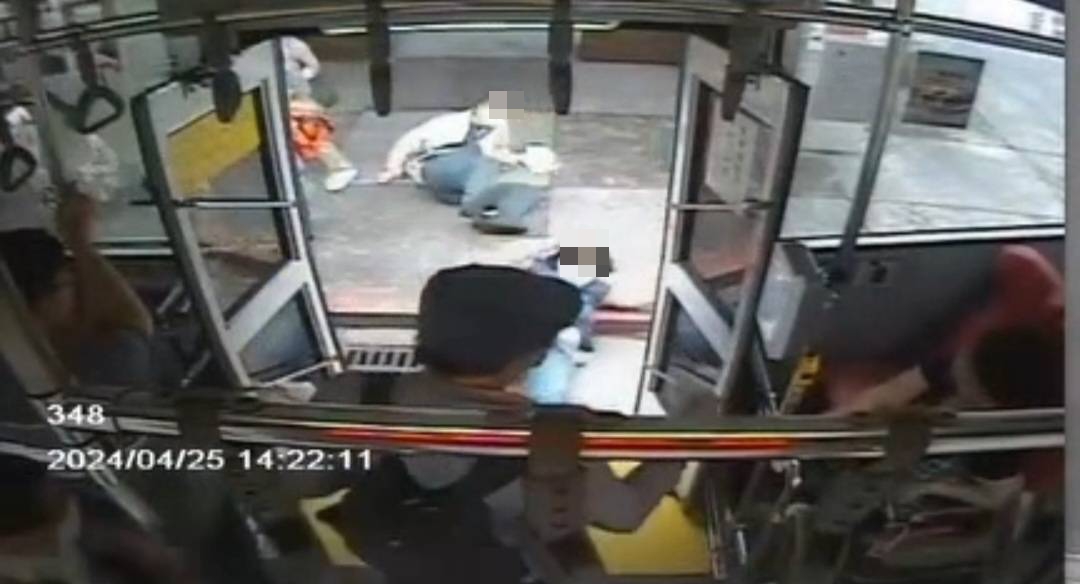 公车上不满挡他路，男抢下车再拽妇人惨摔车下撞伤。记者游明煌／翻摄