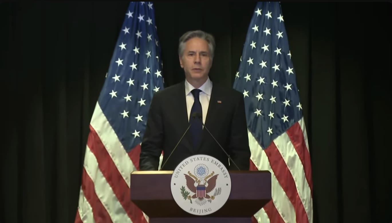 美国国务卿布林肯26日晚间于美国驻华大使馆举行记者会。（图／取自美国国务院YouTube）