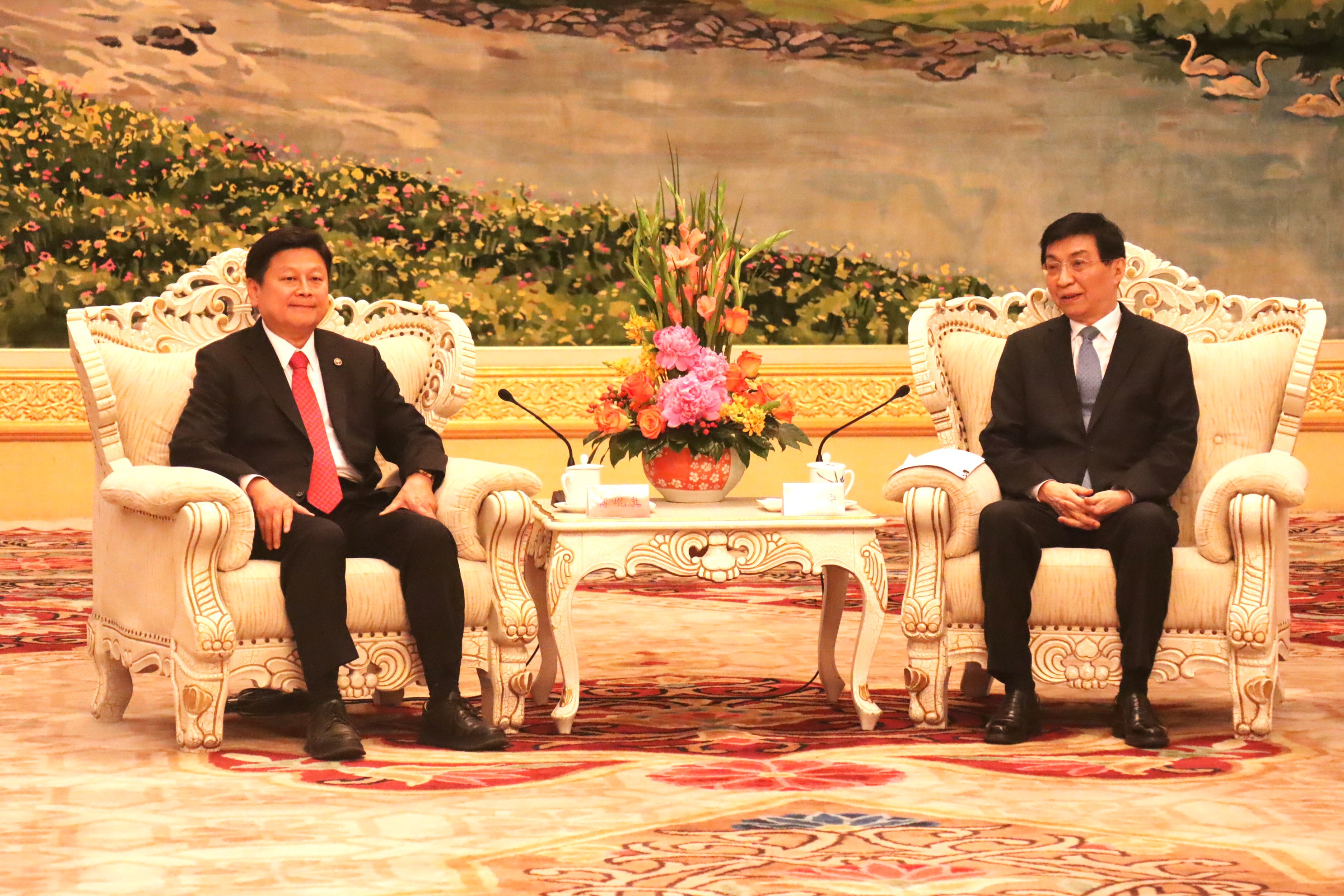 国民党总召傅崐萁（左）27日跟大陆全国政协主席王沪宁（右）会见，双方座位模式以会客的座位方式。（记者廖士锋／摄影）