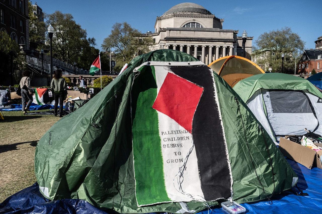 美国纽约市的哥伦比亚大学经历上周超过100名抗议者被捕后，该校学生26日持续参与正在校园进行的亲巴勒斯坦抗议营地。法新社
