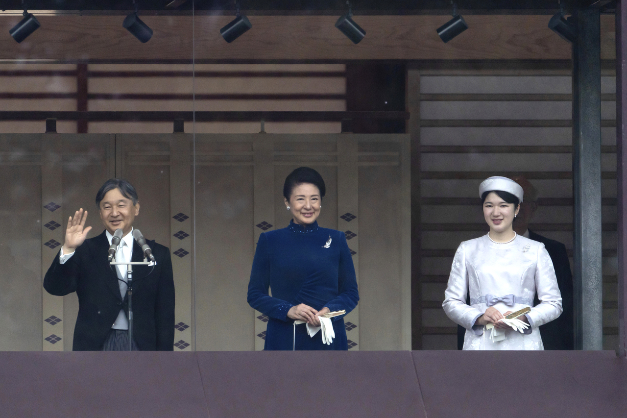 日本共同社最新民调指出，72%受访者对皇位继承稳定性存有危机感，另有高达90%受访者赞成承认女性天皇。而赞成女性天皇的理由中，半数受访者认为「天皇角色无关男女性别」。美联社