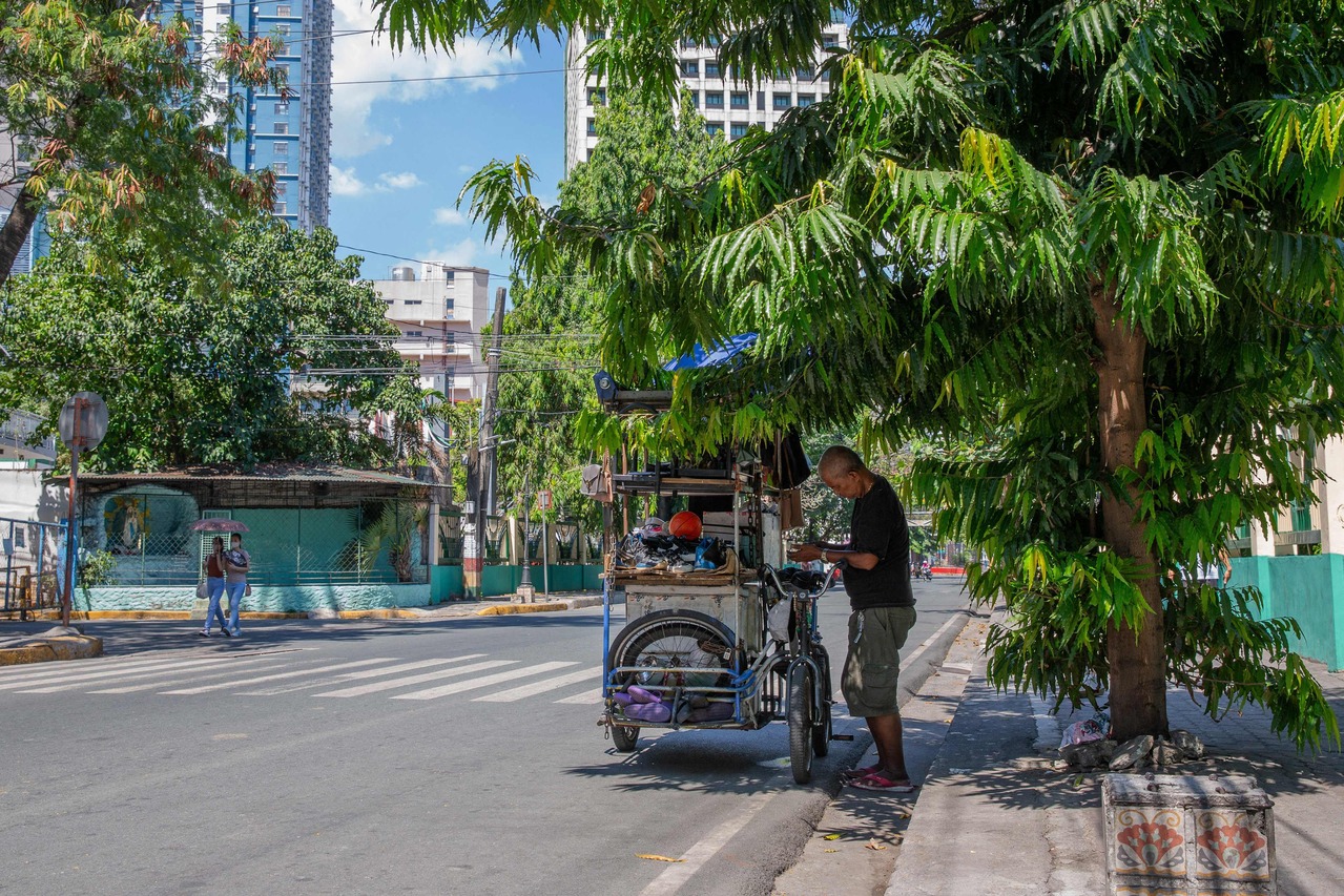 东南亚地区最近几天极度炎热，菲律宾首都马尼拉出现摄氏38.8度破纪录高温，菲国气象单位今天表示，国内这种异常酷热的天气预计至少会持续到5月中旬。法新社