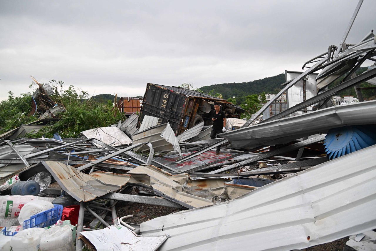 图为遭受龙卷风袭击的广州市白云区钟落潭镇光明村拍摄，一处受损厂房。新华社