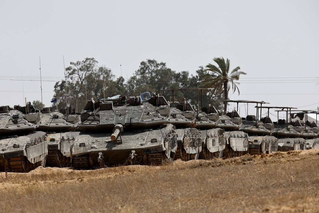 哈玛斯一名官员今天告诉路透社，哈玛斯代表团明天将造访埃及首都开罗，参与旨在跟以色列达成停火的谈判。在以色列和哈玛斯之间持续不断的冲突中，以色列坦克停泊在以色列南部和加萨边境附近。路透