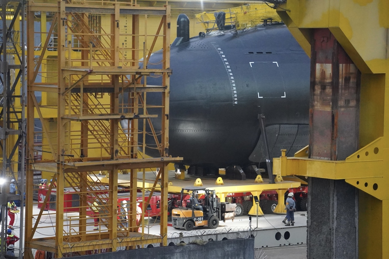 首艘国造潜舰「海鲲军舰」今年2月27日自海昌工厂移至台船小坞，进行HAT最后测试项目。图／中央社