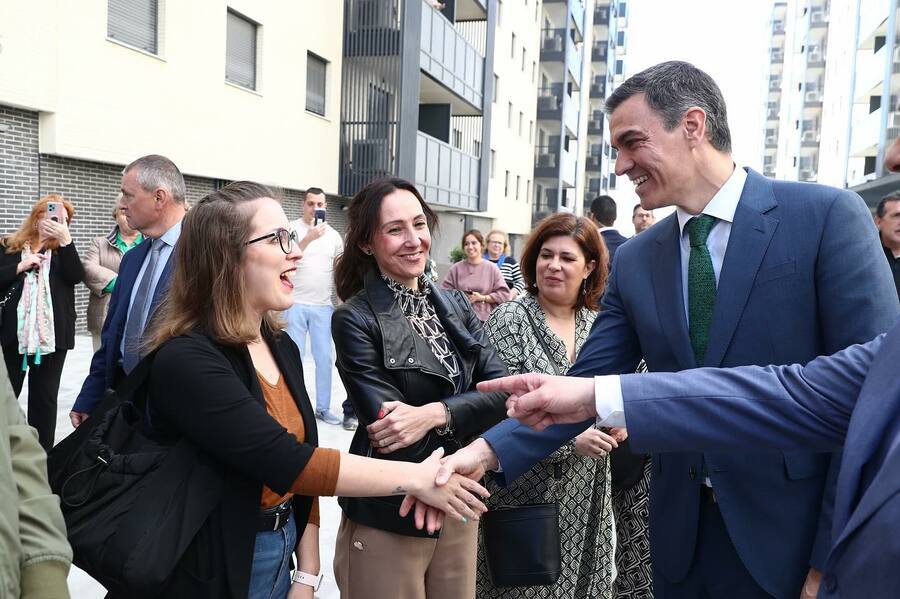 西班牙总理桑杰士（右）近日受到极右派攻击妻子贪污，但联合内阁与许多民众期待他继续留任。（Pedro Sánchez Pérez-Castejón FB）