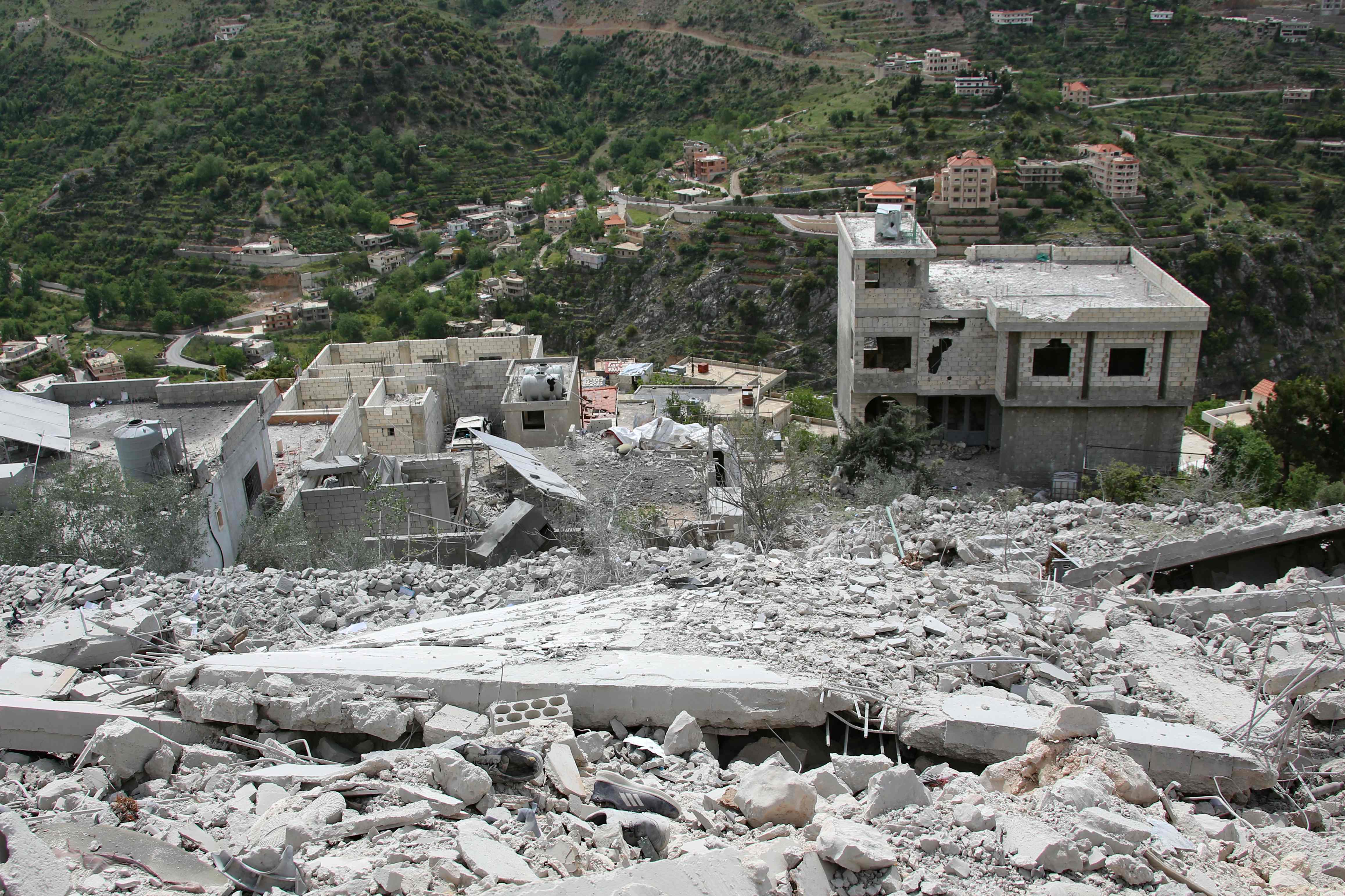 黎巴嫩边境27日稍早遭以色列国防军袭击，黎巴嫩民兵组织真主党随即发动无人机和导弹反击。图为黎国边境村庄房屋遇袭沦为废墟。法新社