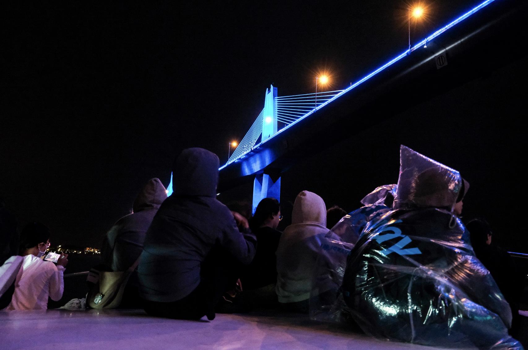 金门大桥夜景灯光秀，泛蓝色的灯光秀仿佛蓝眼泪，面对厦门承托别样风景。图／金门县水域游憩发展协会提供