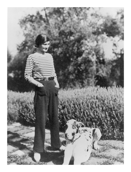 1930年，嘉柏丽香奈儿及她的狗Gigot在她位于法国南部的La Pausa庄园里。图／香奈儿提供