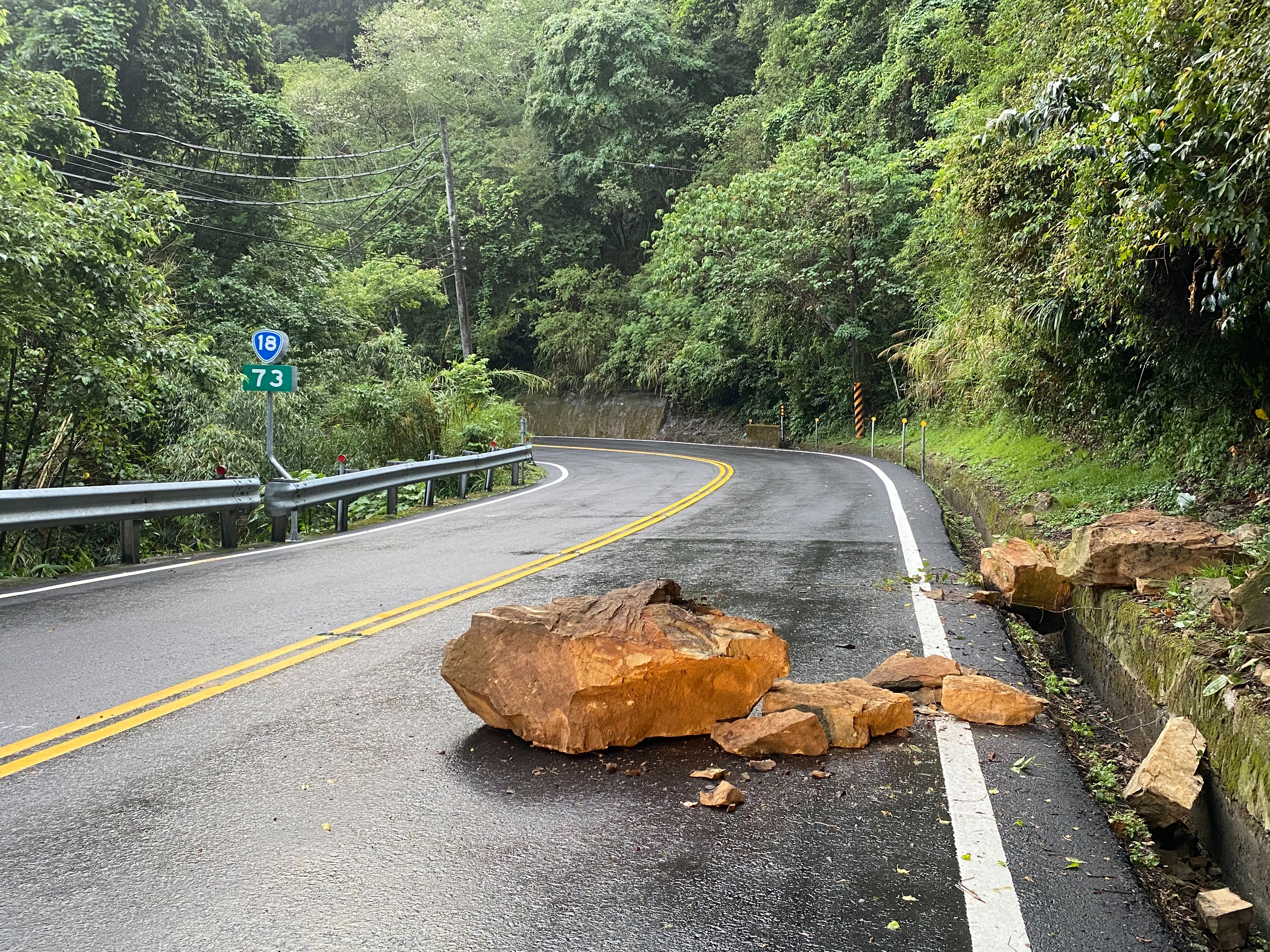 因地震、雨势使得嘉义县阿里山公路出现落石，阿里山工务段沿线都有保全巡查随时回报，一发现立即清理，目前未传出事故。图／翻摄画面